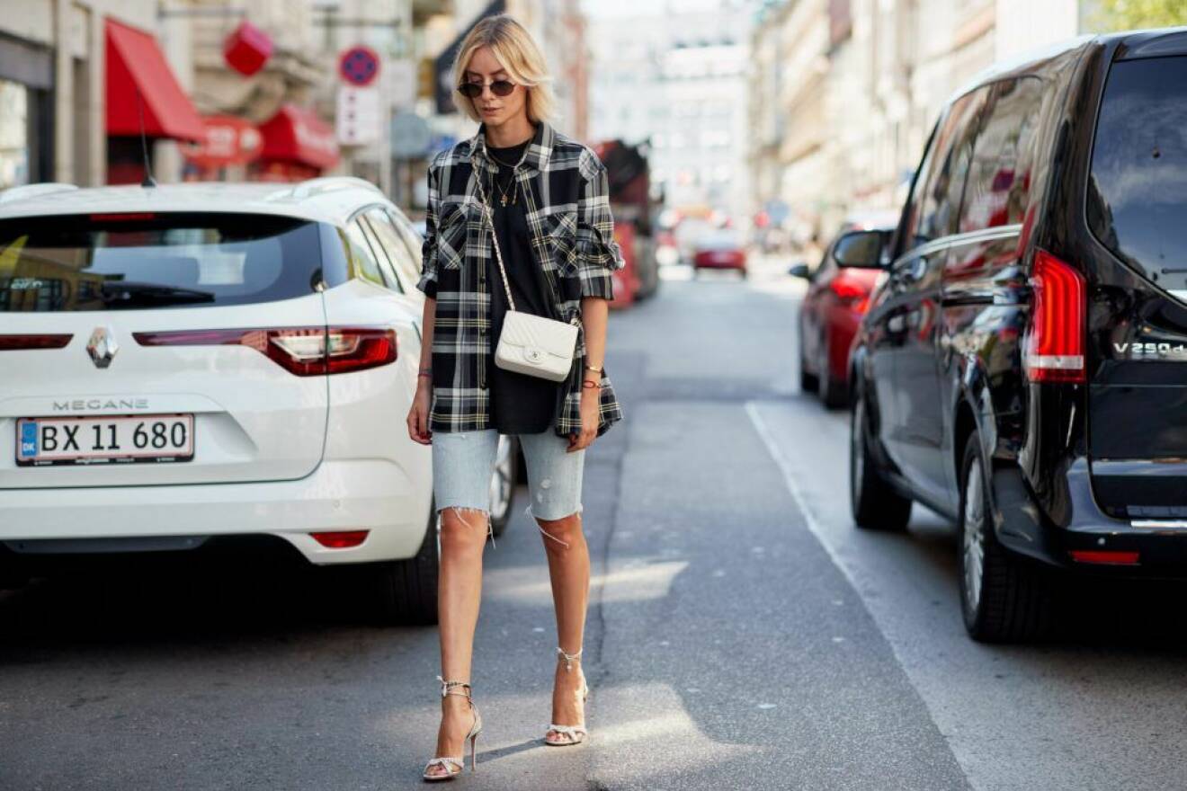 Avslappnat cool är enklast att få till med ett par avklippta shorts i jeansmaterial. Inspireras av denna streetstyle-look. Foto: Imaxtree.
