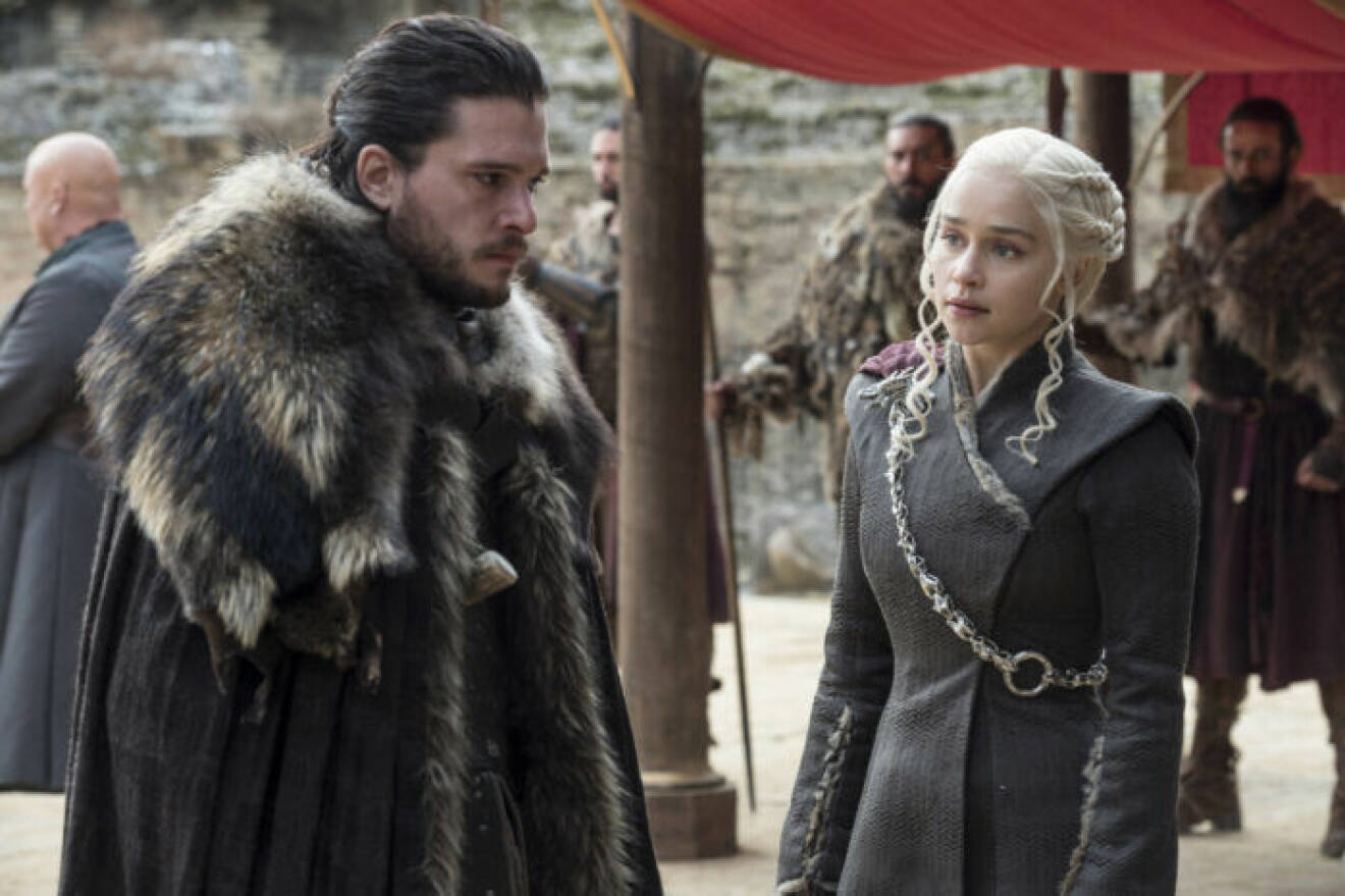 En bild på karaktärerna Jon Snow och Daenerys Targaryen i tv-serien Game of Thrones.