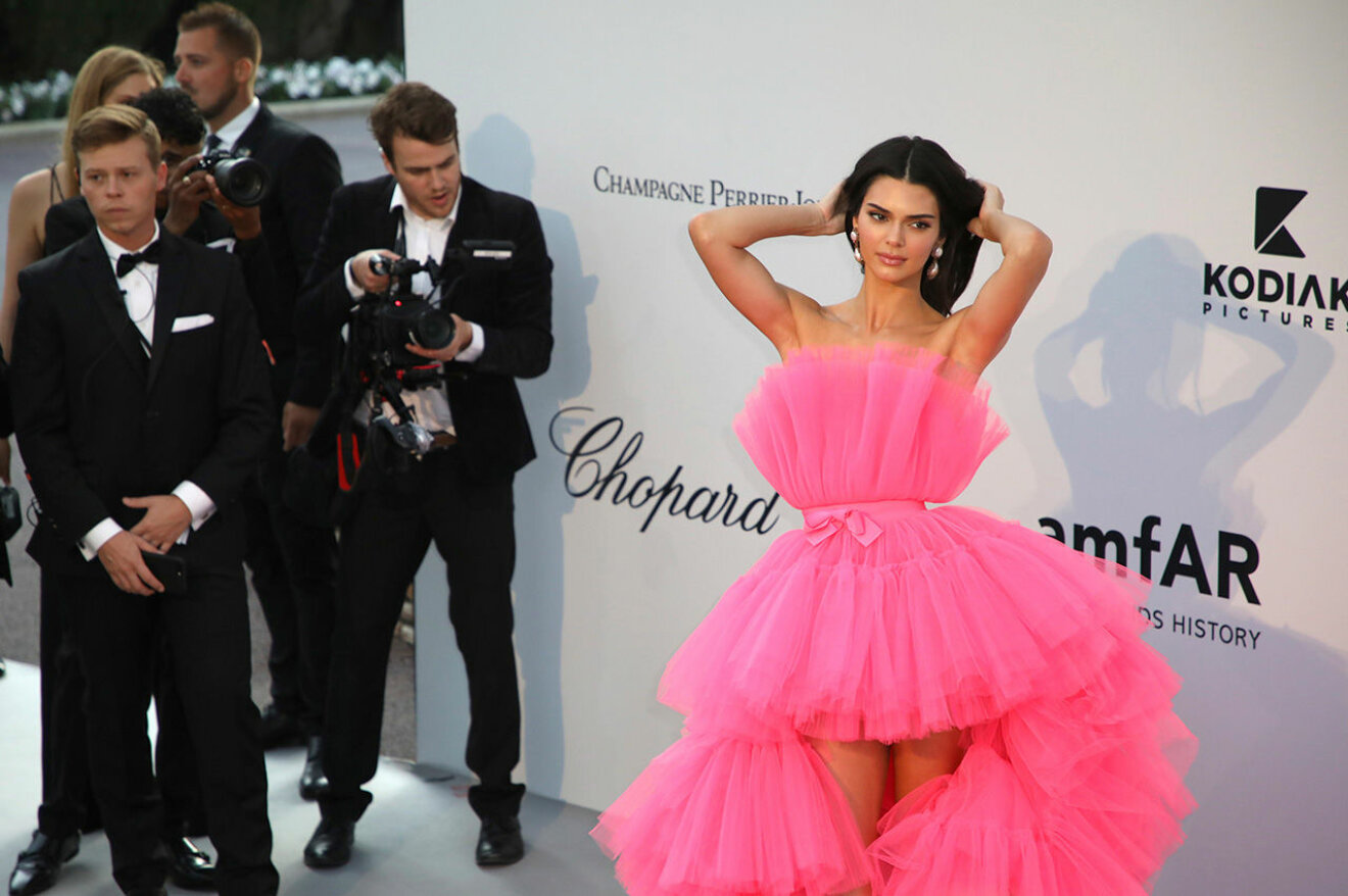 En bild på modellen Kendall Jenner som fotograferas i Cannes iklädd Giambattista Valli x H&M.