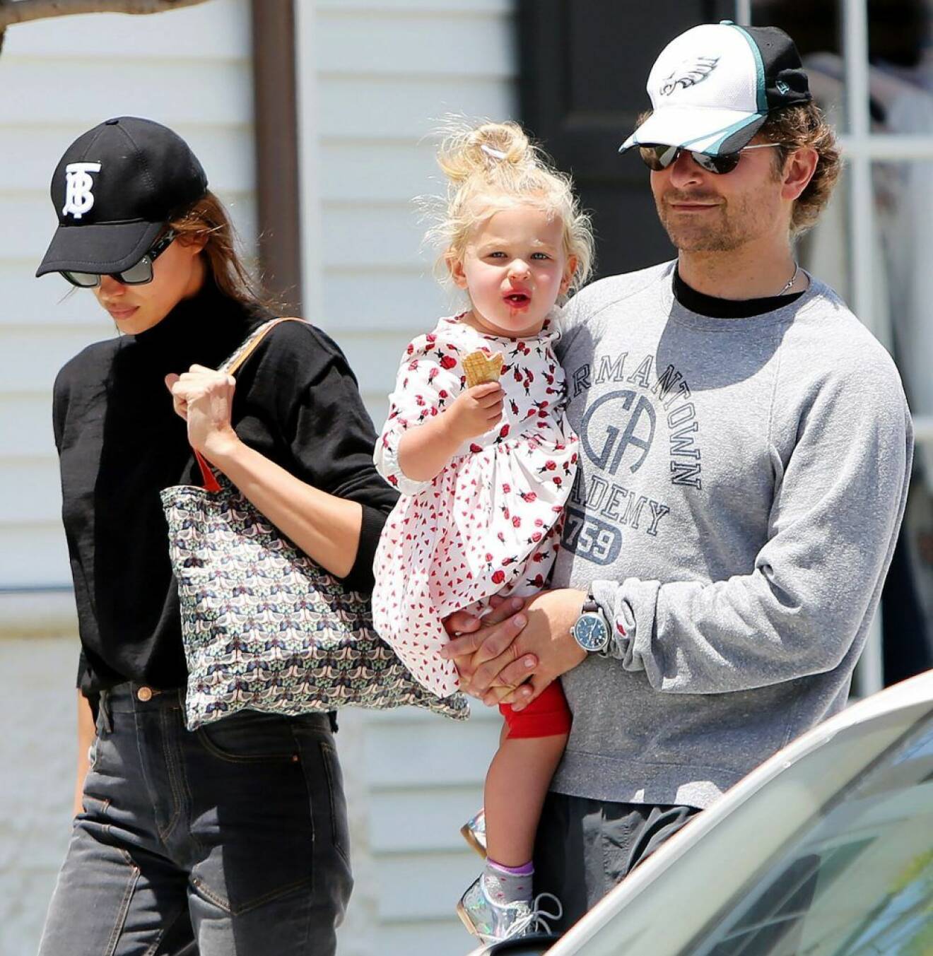 Bradley Cooper och Irina Shaky ute med dottern Lea.