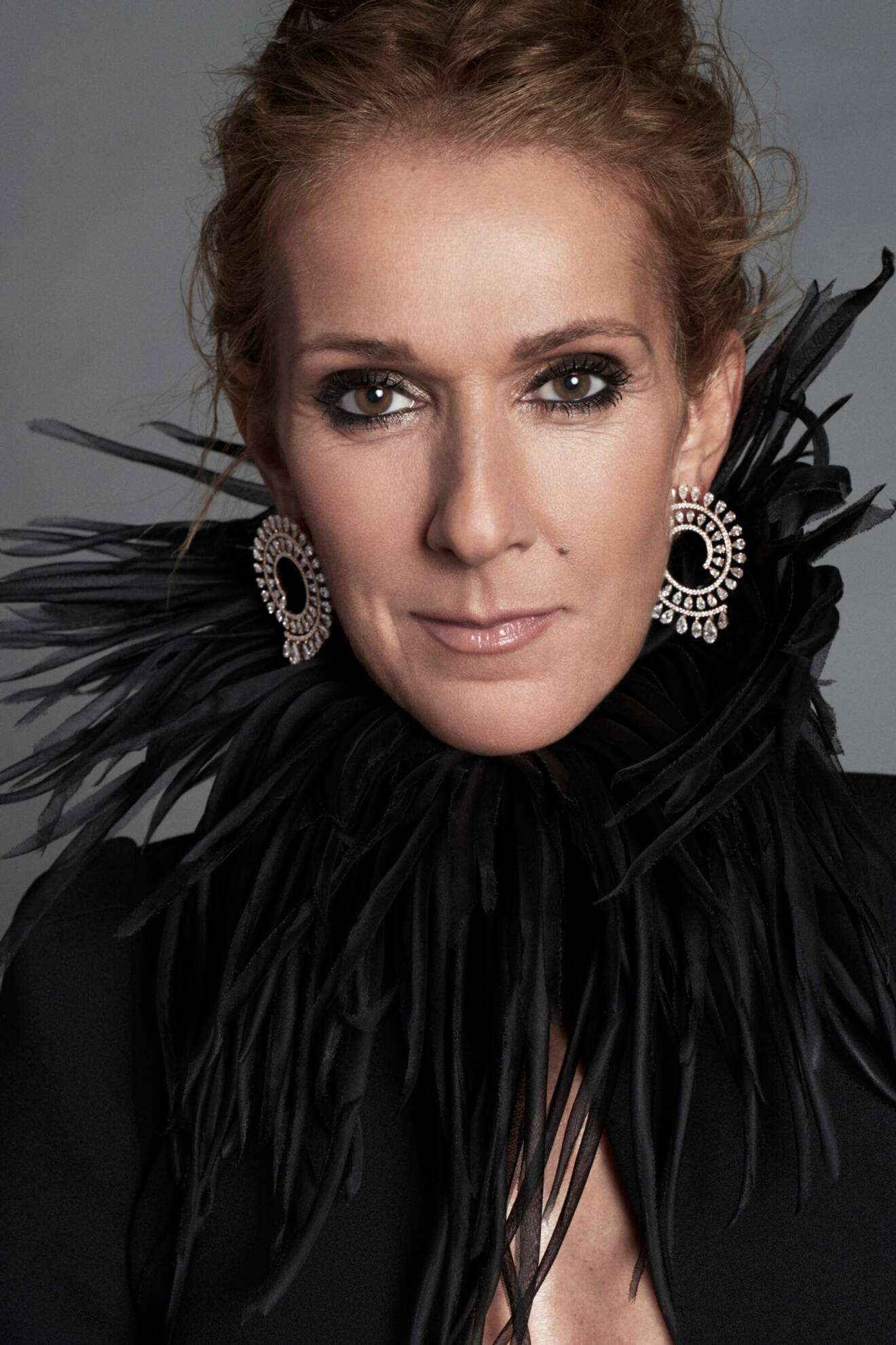 Céline Dion i svart jacka från Givenchy och örhängen från Messika