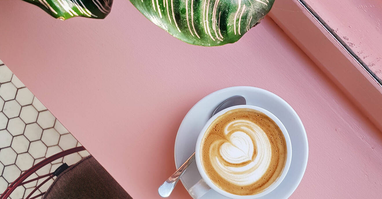 Kaffe på rosa bord