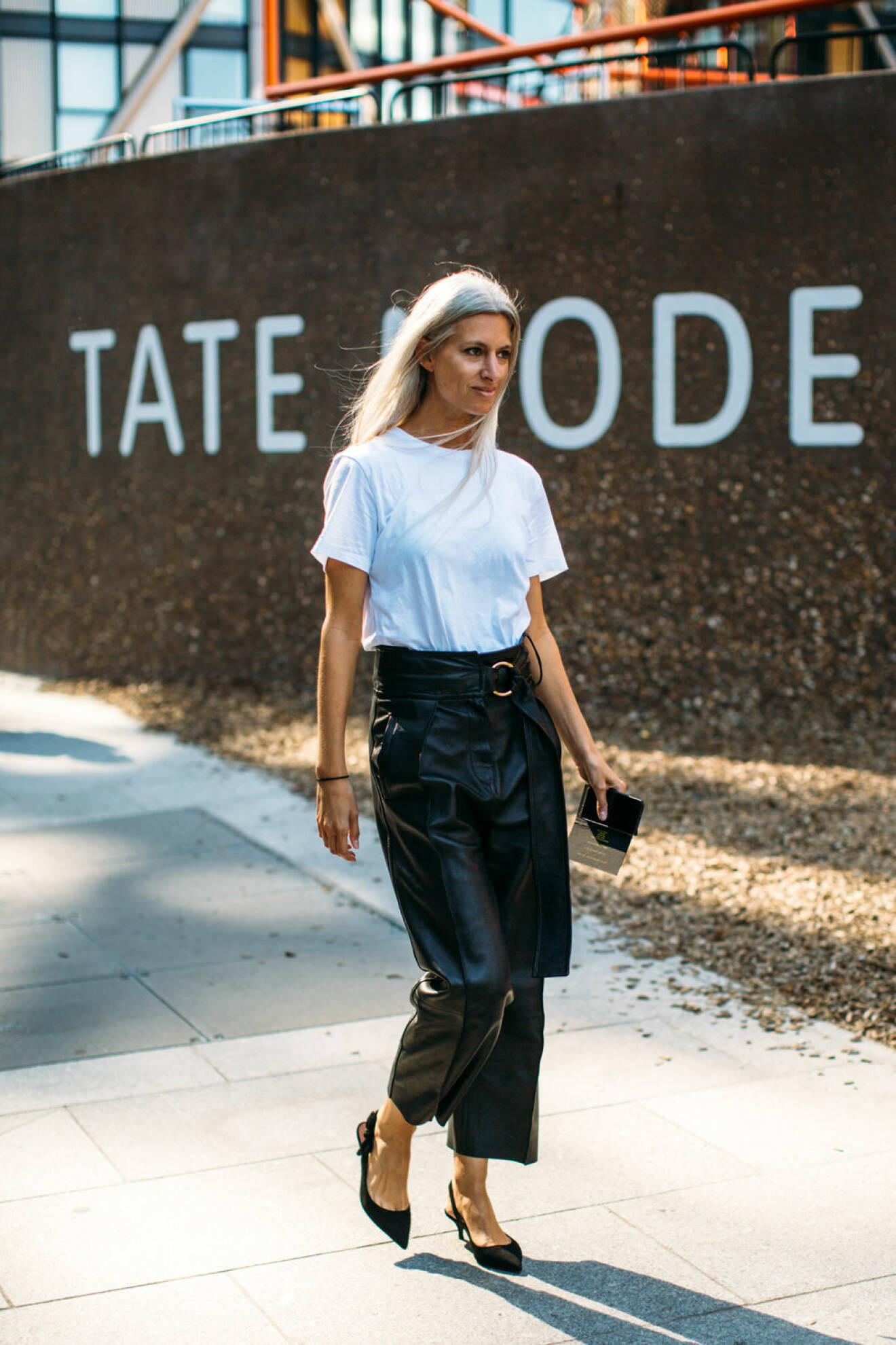 Inspiration från Londons modevecka vit t-shirt med svarta läderbyxor