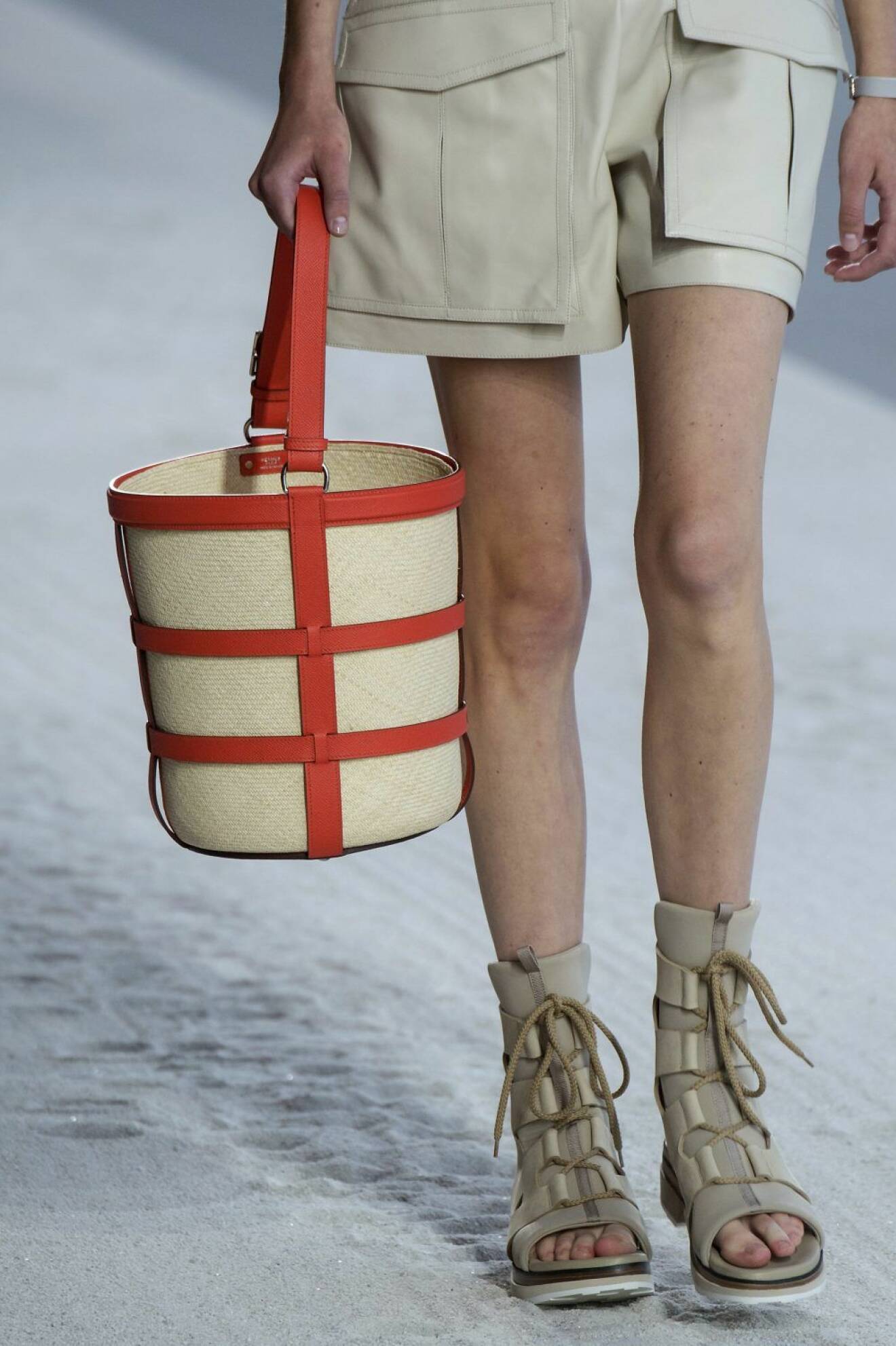 Bucket-bag med röda detaljer på Hermès SS19-visning. Foto: Imaxtree