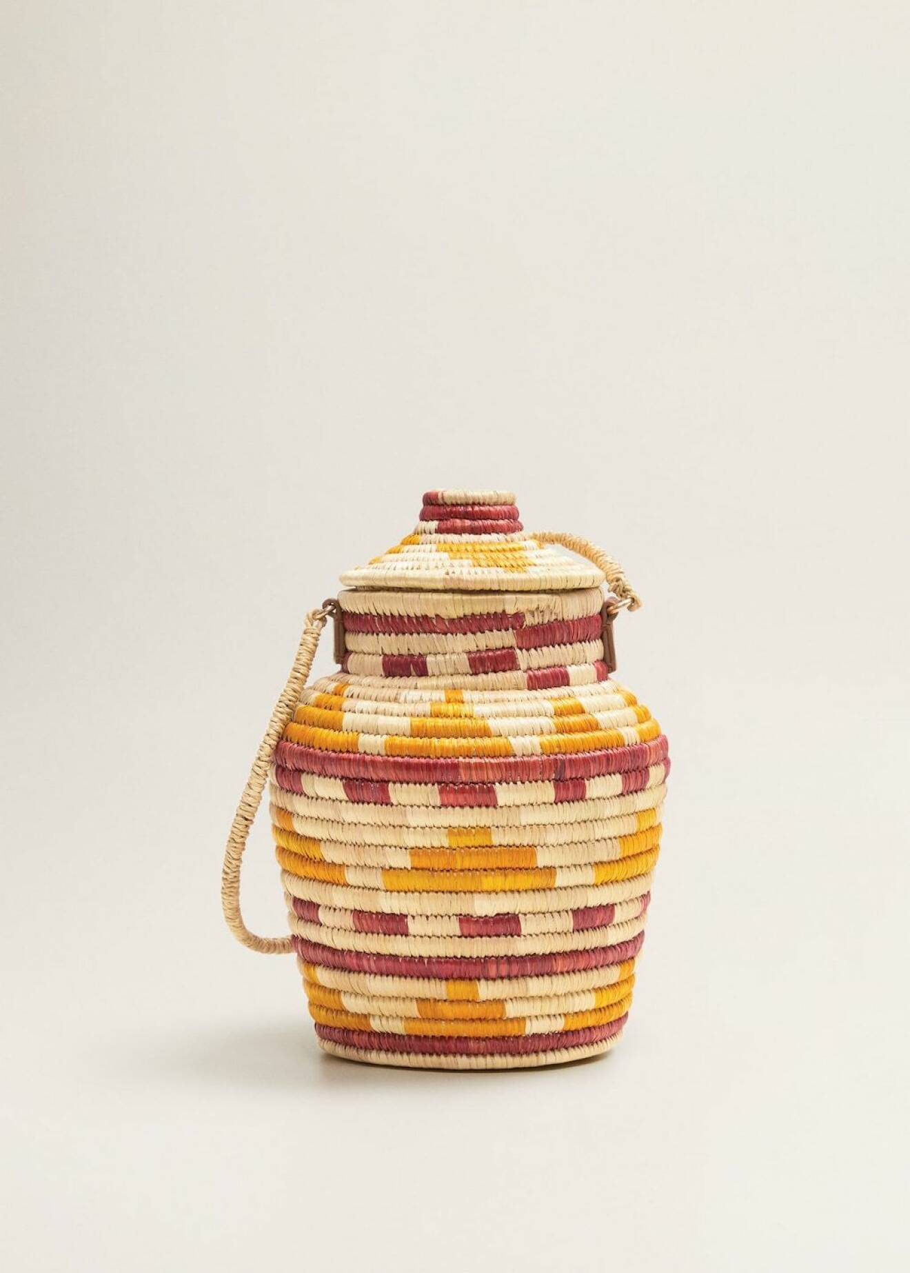 Multifärgad rafiaväska i med gulligt lock från Mango. 