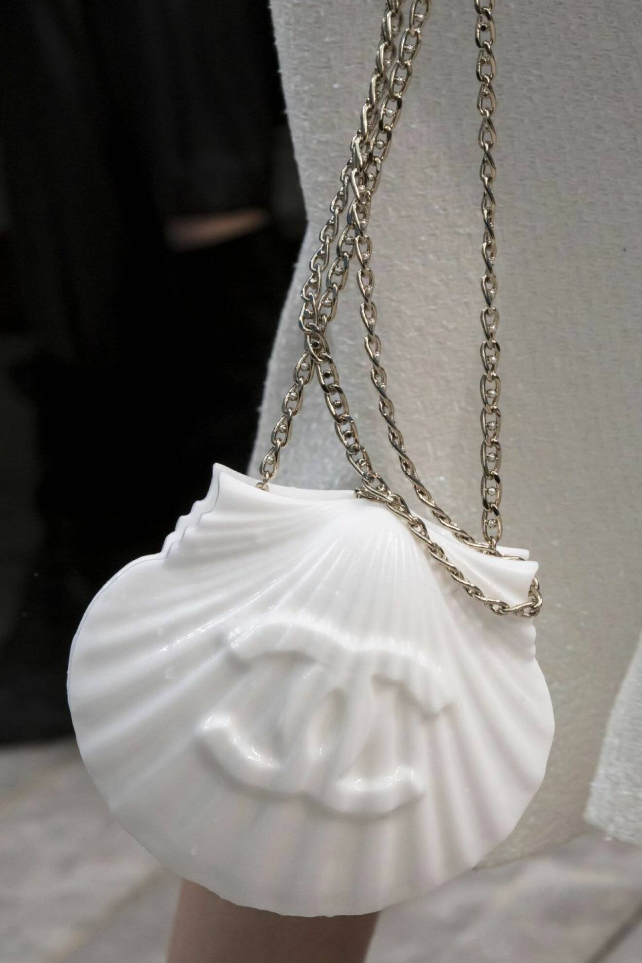 En lekfull väska med strandtema visades även under visningen av Chanel SS19. Foto: Imaxtree