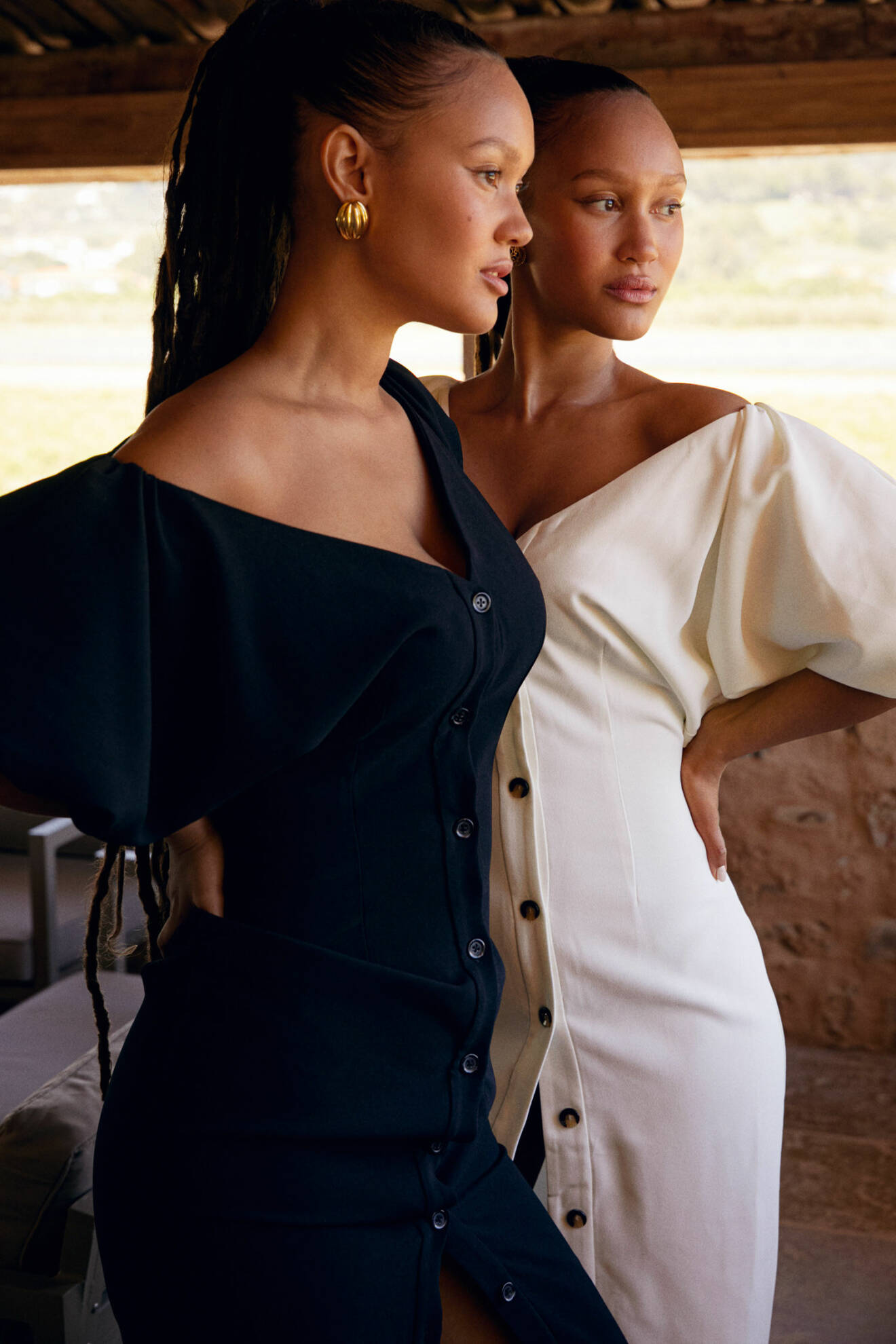 Systrarna Lejonhjerta i svart och vit klänning från Chanel