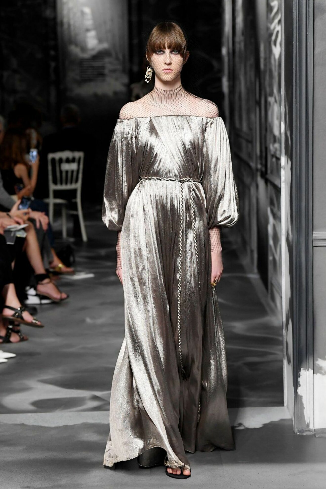Christian Dior AW19/20, off-shoulder klänning med markerad midja.