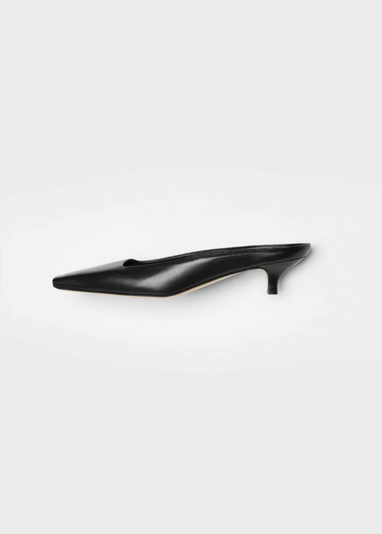 Svarta skor med taxklack från Totême