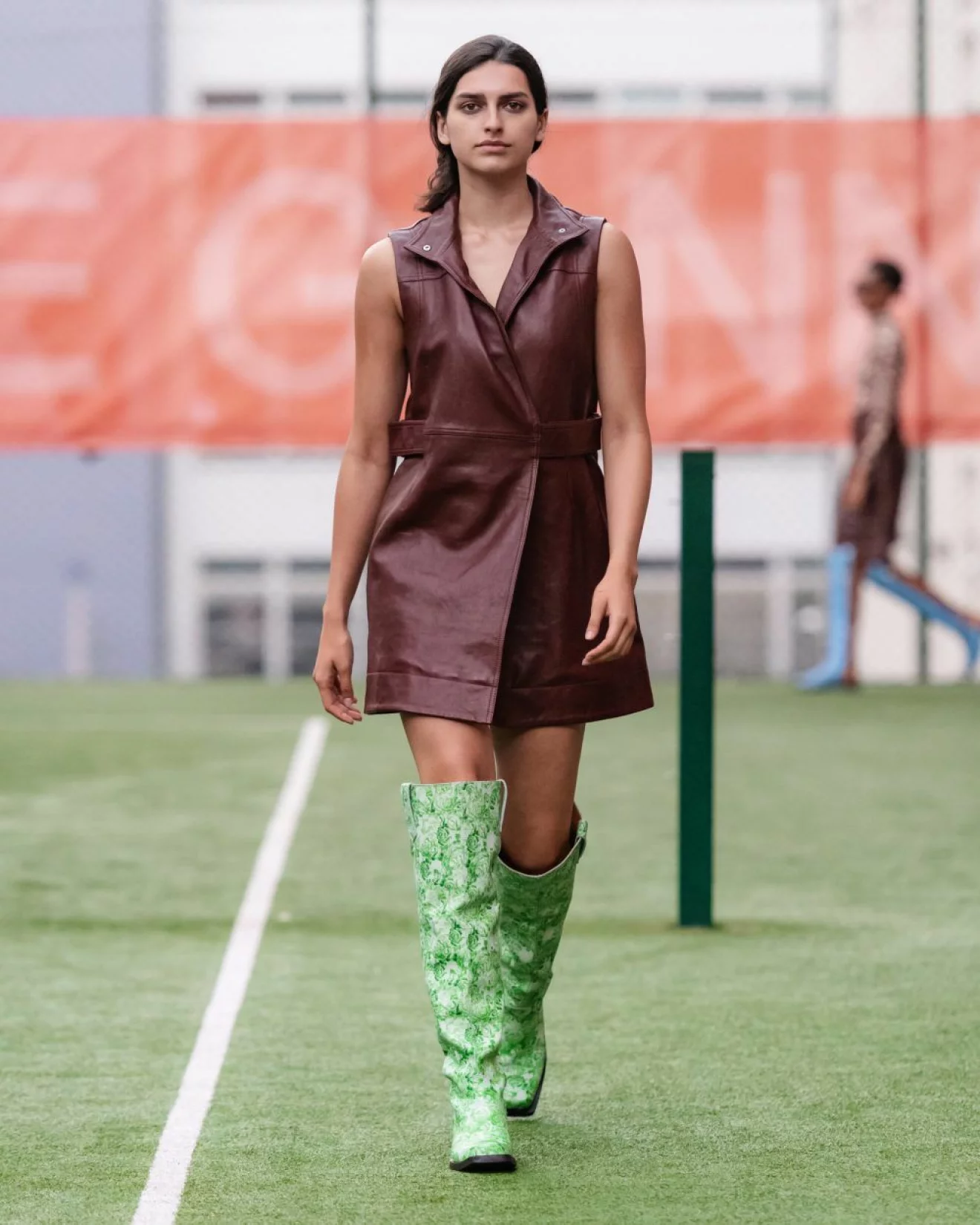 Ganni SS20-visning på Copenhagen Fashion Week, brun klänning