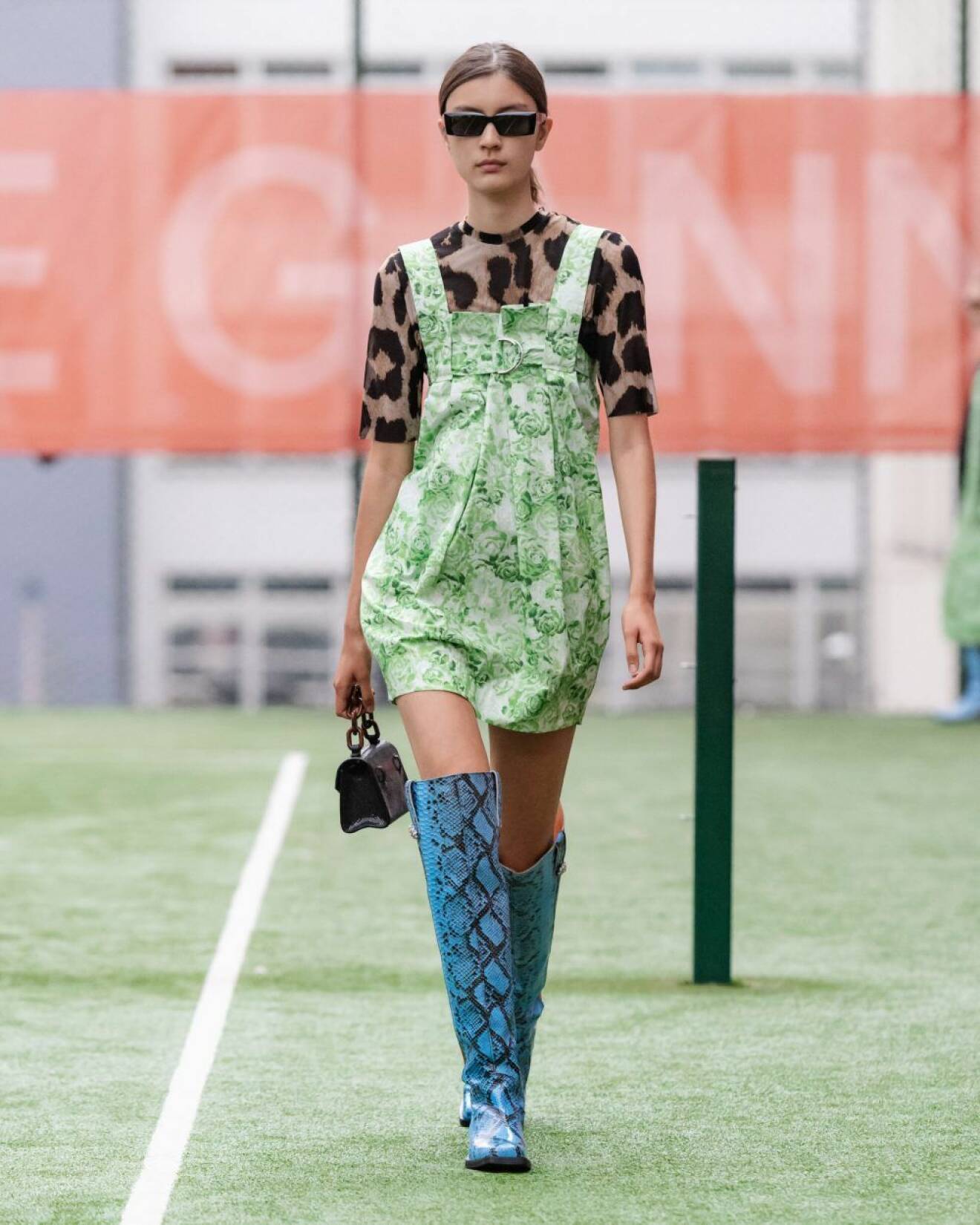 Ganni SS20-visning på Copenhagen Fashion Week, leopardmönstrad tröja