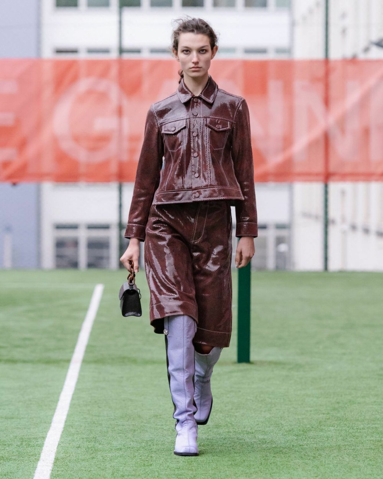 Ganni SS20-visning på Copenhagen Fashion Week, lackkappa i vinrött