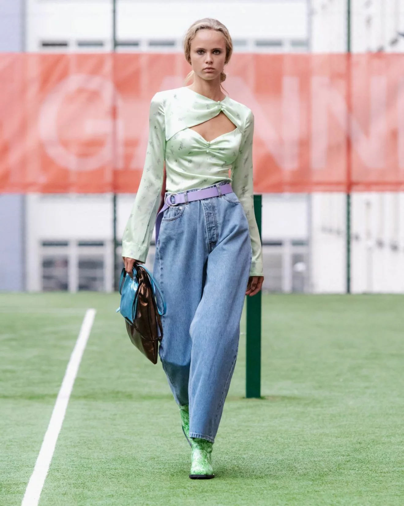 Ganni SS20-visning på Copenhagen Fashion Week, ljusgrön blus och 90-tals jeans