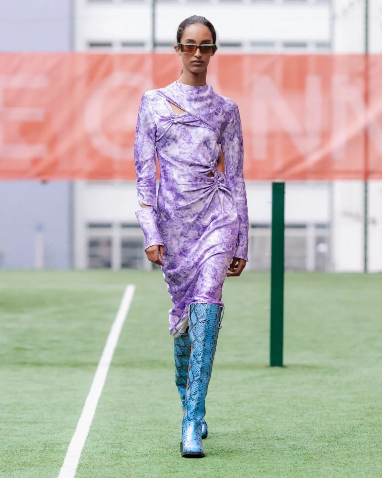 Ganni SS20-visning på Copenhagen Fashion Week, ljuslila klänning med blåa ormskinnsstövlar