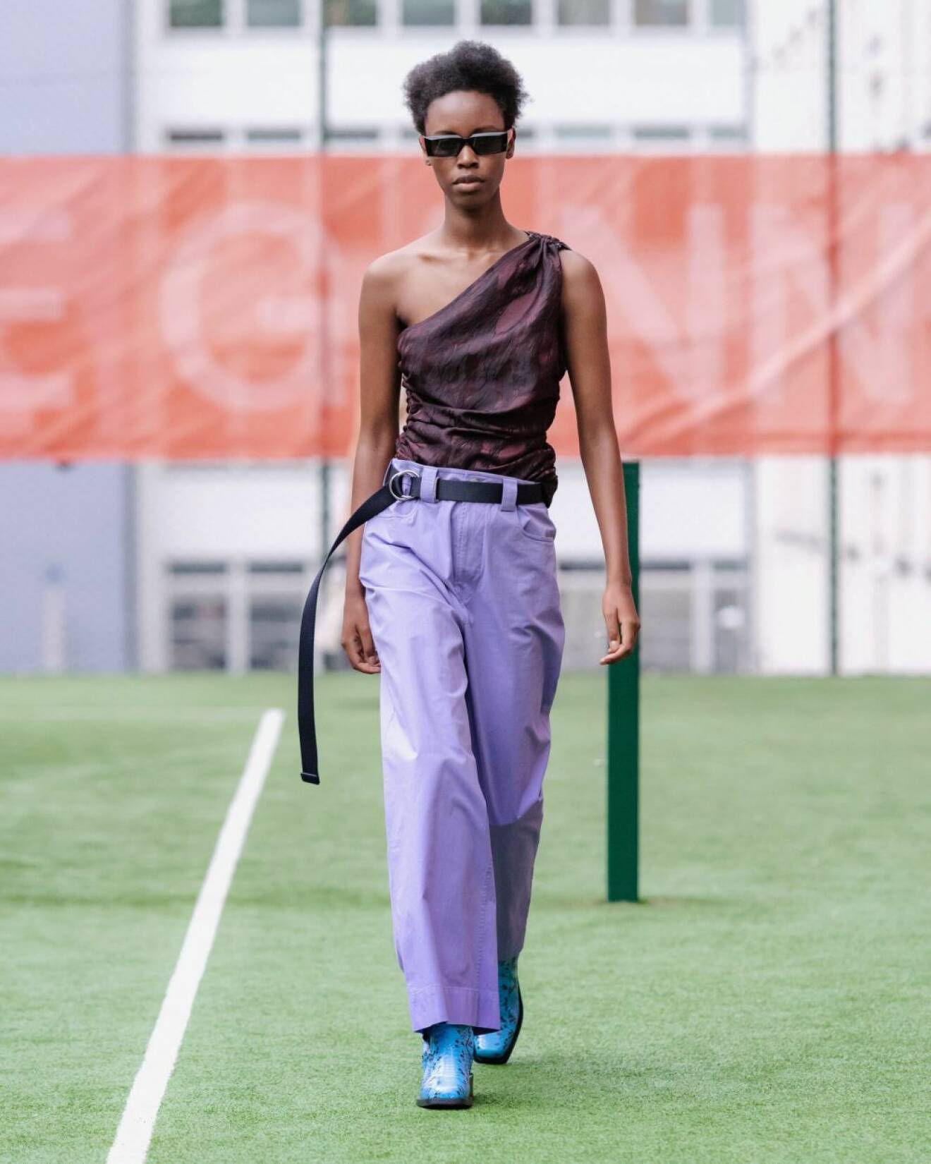 Ganni SS20-visning på Copenhagen Fashion Week, lila byxor med vinröd blus