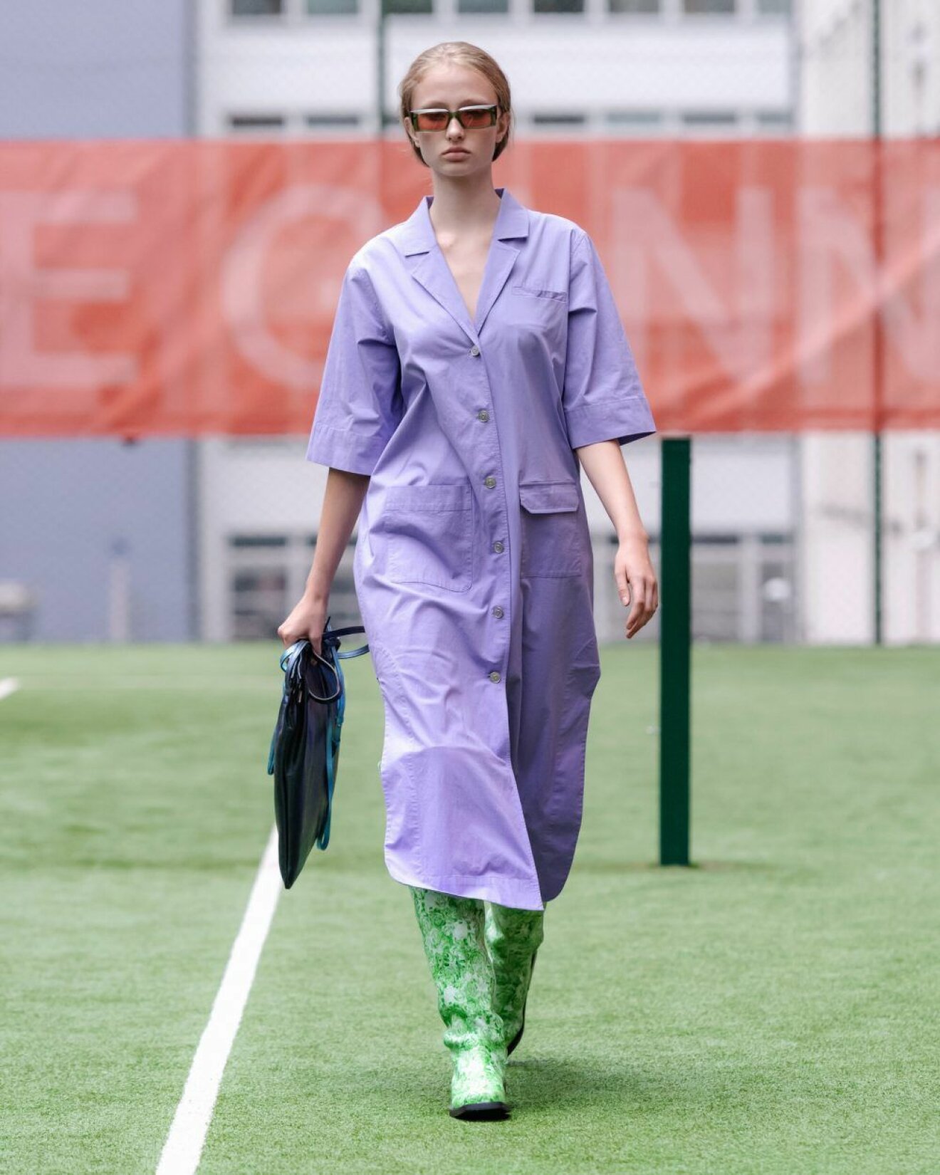 Ganni SS20-visning på Copenhagen Fashion Week, lila skjortklänning