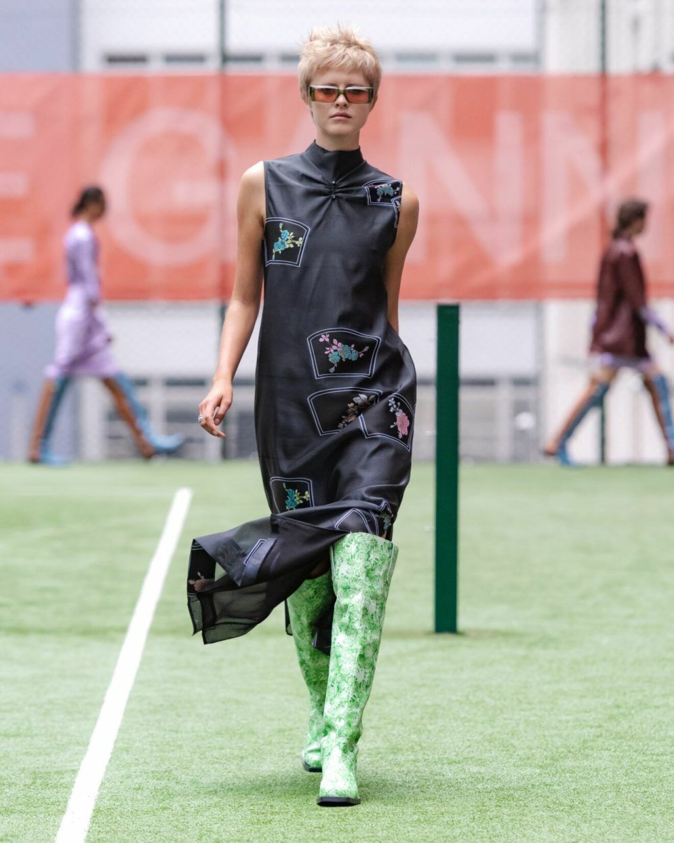 Ganni SS20-visning på Copenhagen Fashion Week, svart klänning med ljusgröna ormskinnsboots