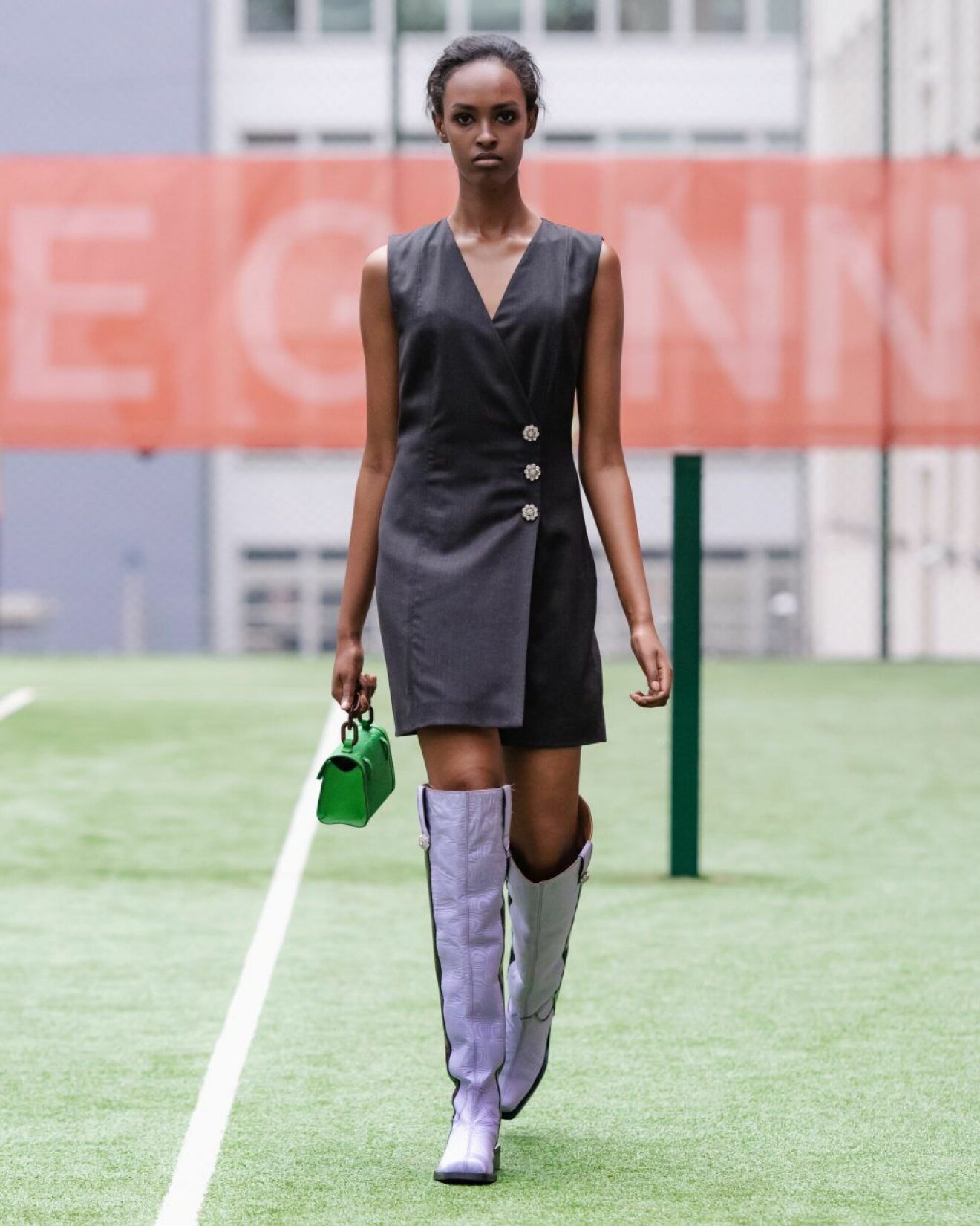 Ganni SS20-visning på Copenhagen Fashion Week, svart klänning med lila boots