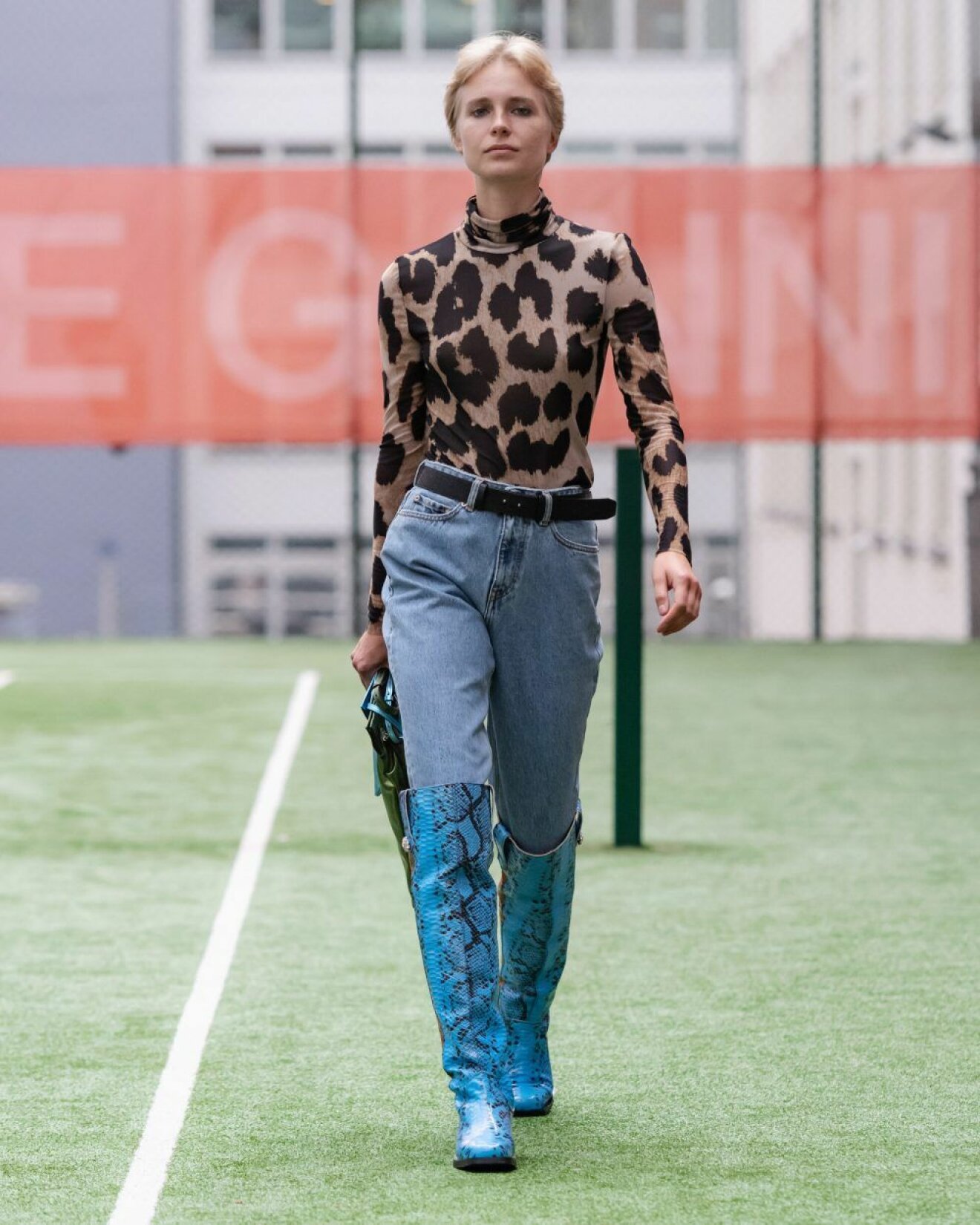 Ganni SS20-visning på Copenhagen Fashion Week, leopardmönstrad tröja och jeans
