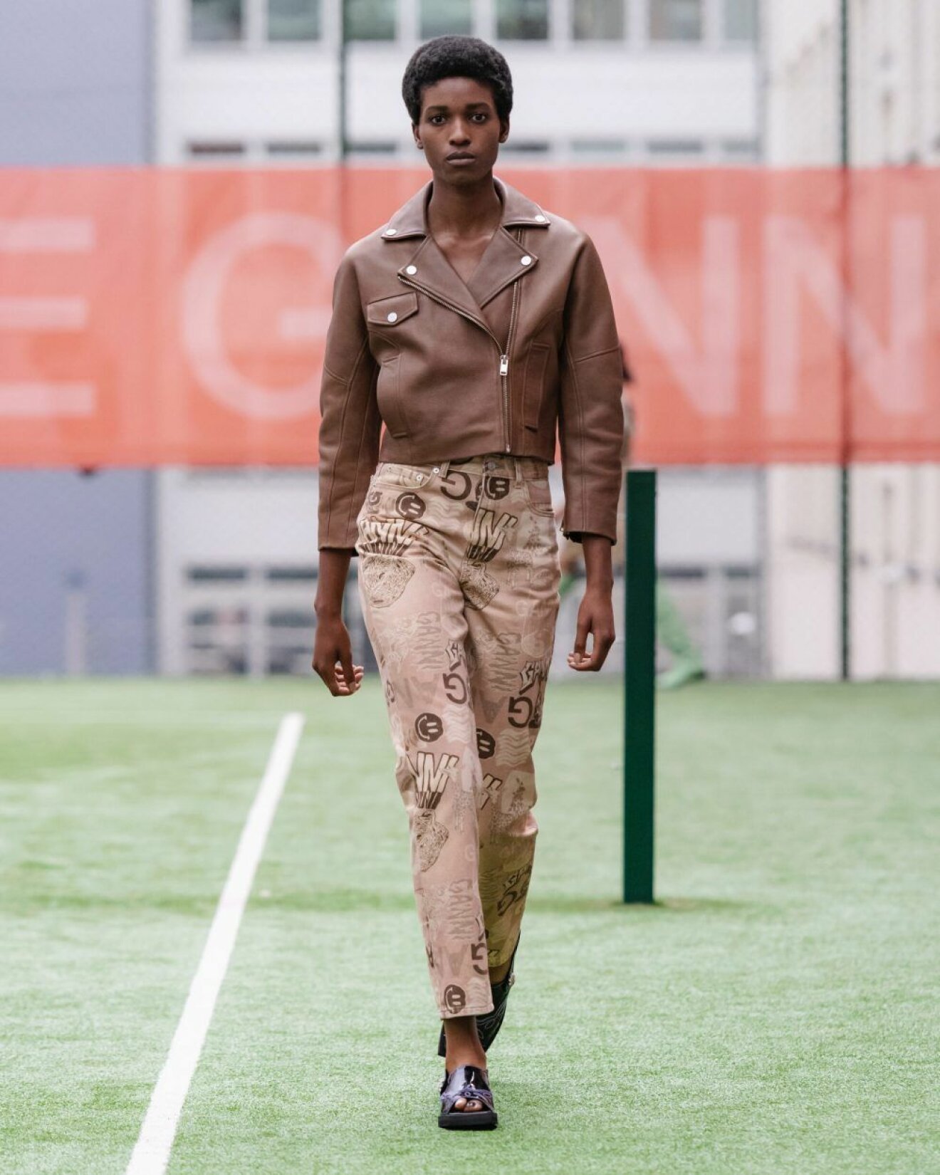 Ganni SS20-visning på Copenhagen Fashion Week, skinnjacka i chokladbrunt och beige byxor