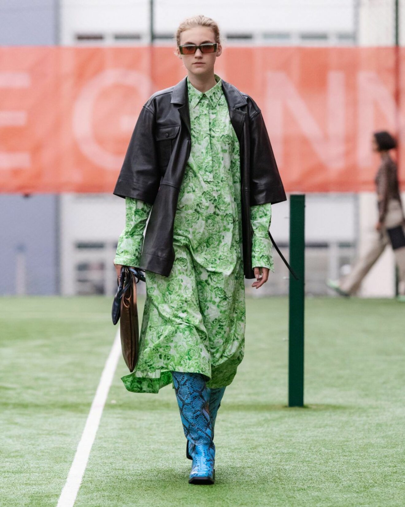 Ganni SS20-visning på Copenhagen Fashion Week, svart jacka och ljusgrön långklänning