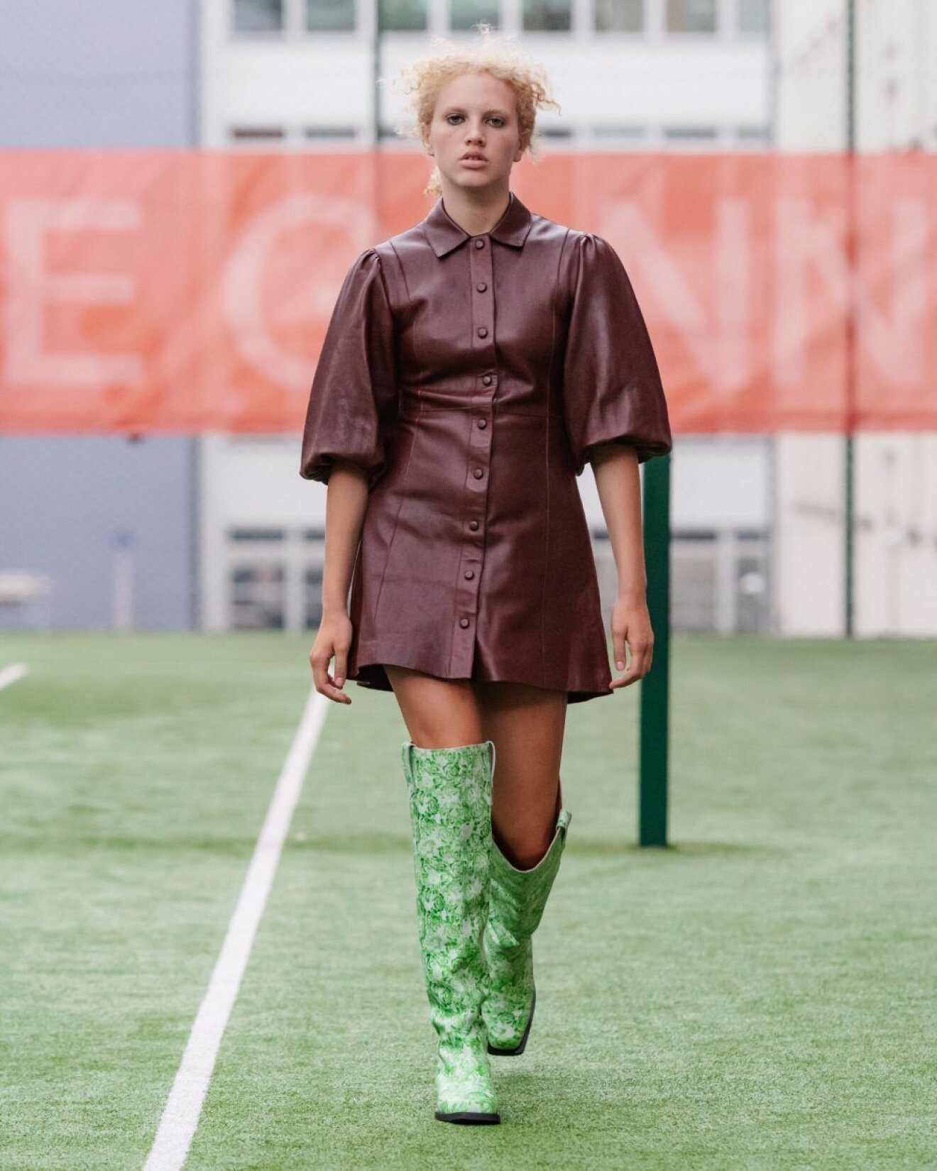 Ganni SS20-visning på Copenhagen Fashion Week, vinröd lackklänning