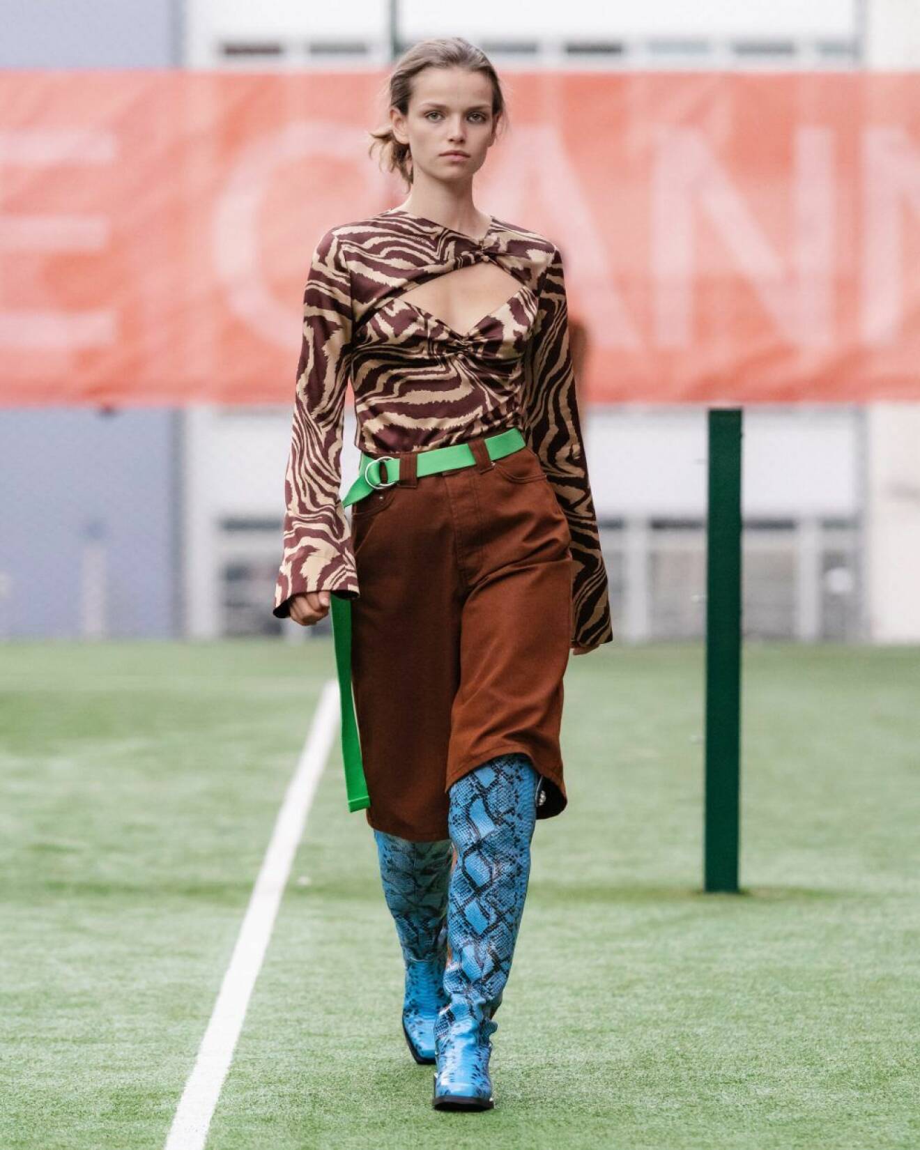 Ganni SS20-visning på Copenhagen Fashion Week, leopardmönstrad blus med brun kjol