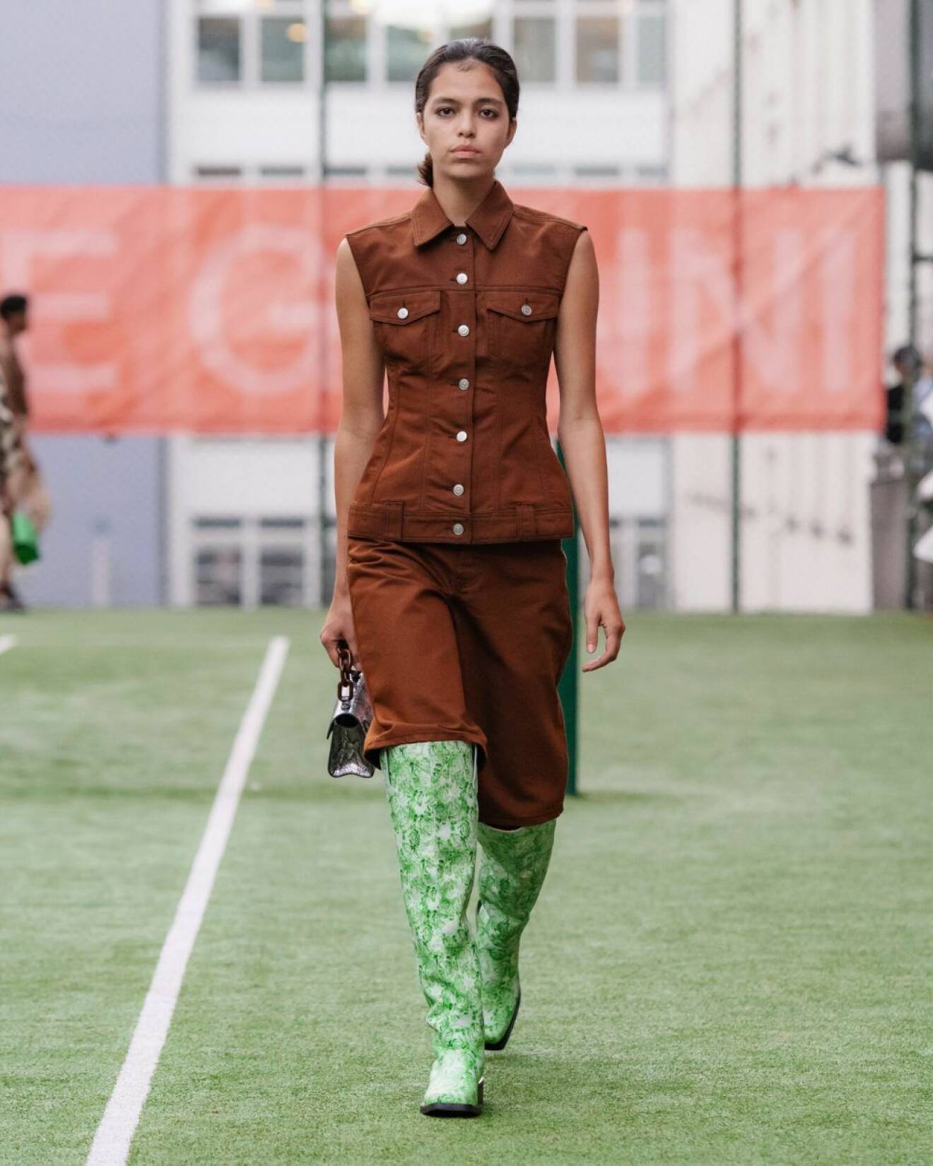 Ganni SS20-visning på Copenhagen Fashion Week, helbrun outfit med ljusgröna boots