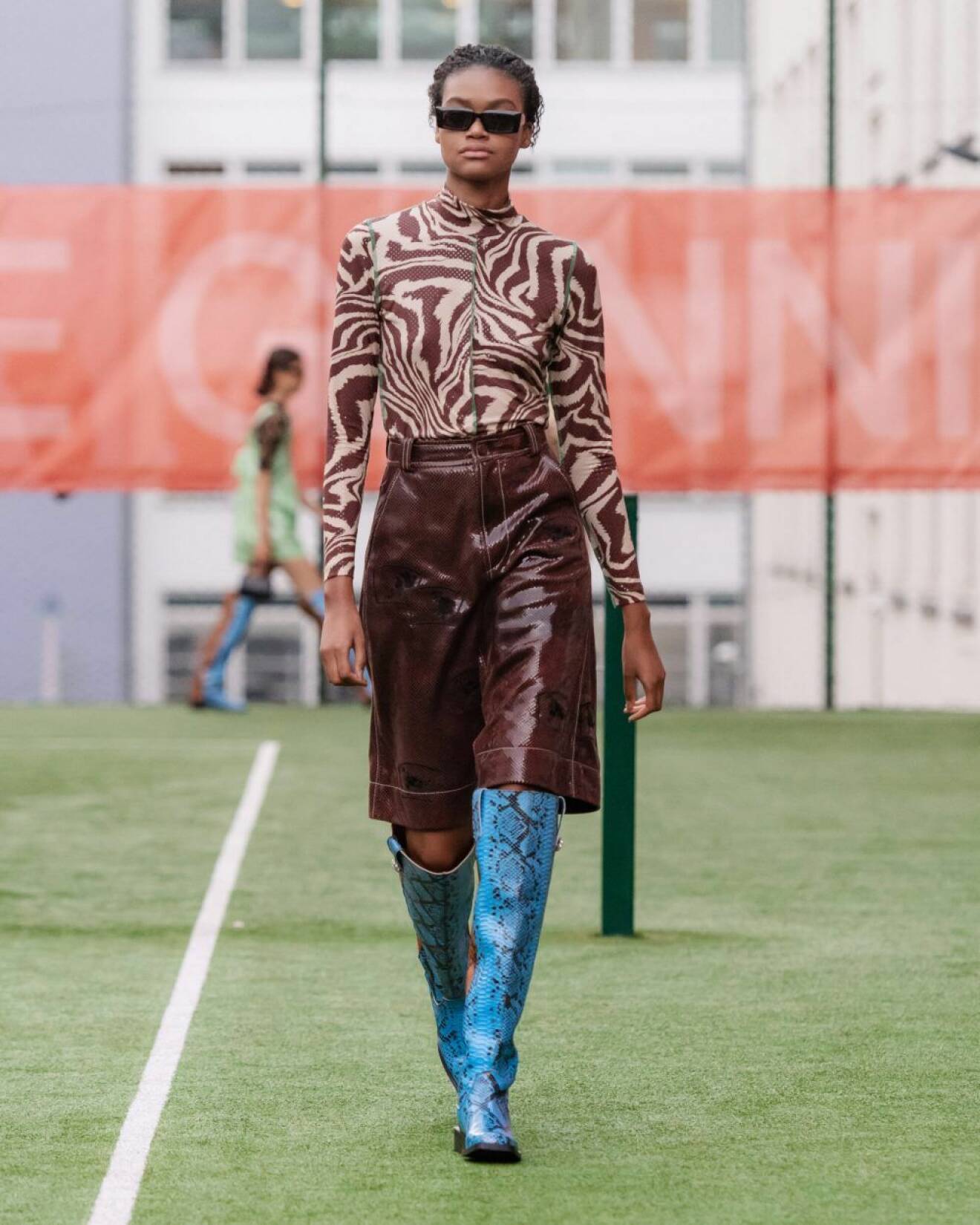 Ganni SS20-visning på Copenhagen Fashion Week, leopardmönstrad tröja och lackkjol