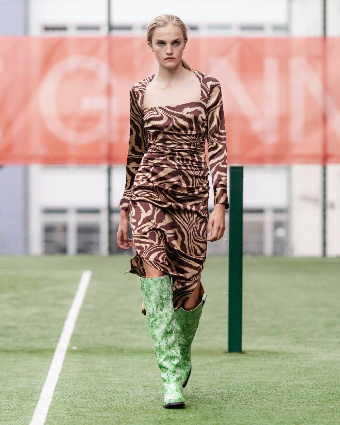 Ganni SS20-visning på Copenhagen Fashion Week, djurmönstrad klänning