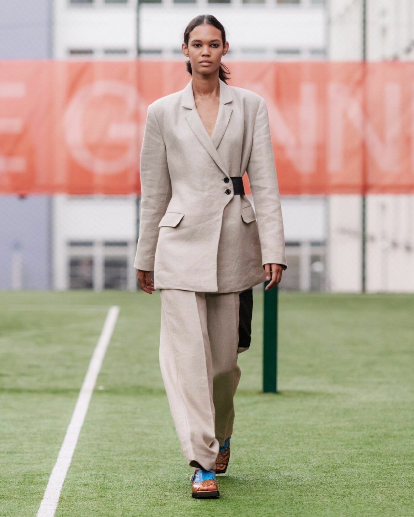 Ganni SS20-visning på Copenhagen Fashion Week, beige kostym