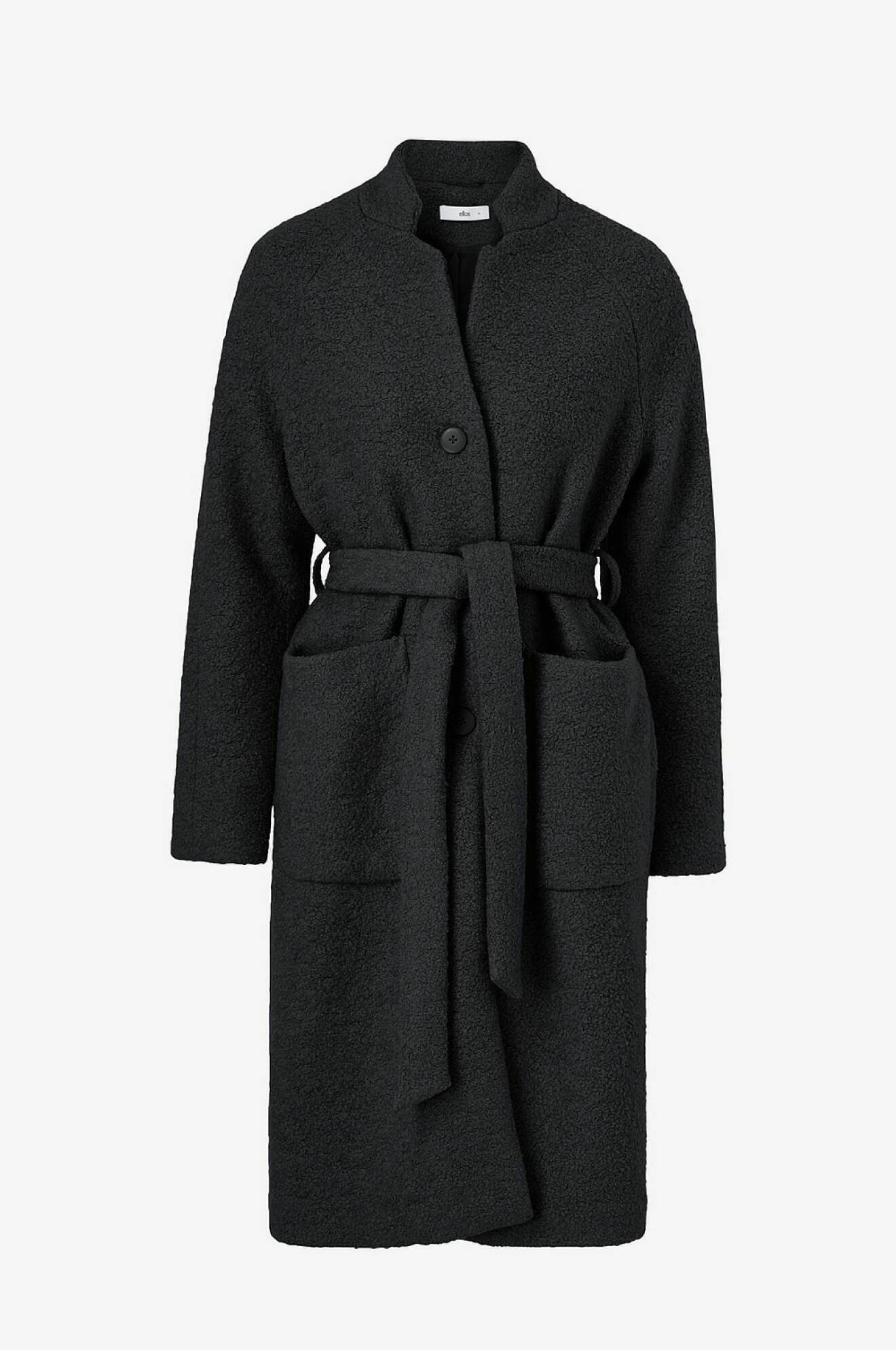 Klassisk kappa i svart med bältad midja från Ellos.