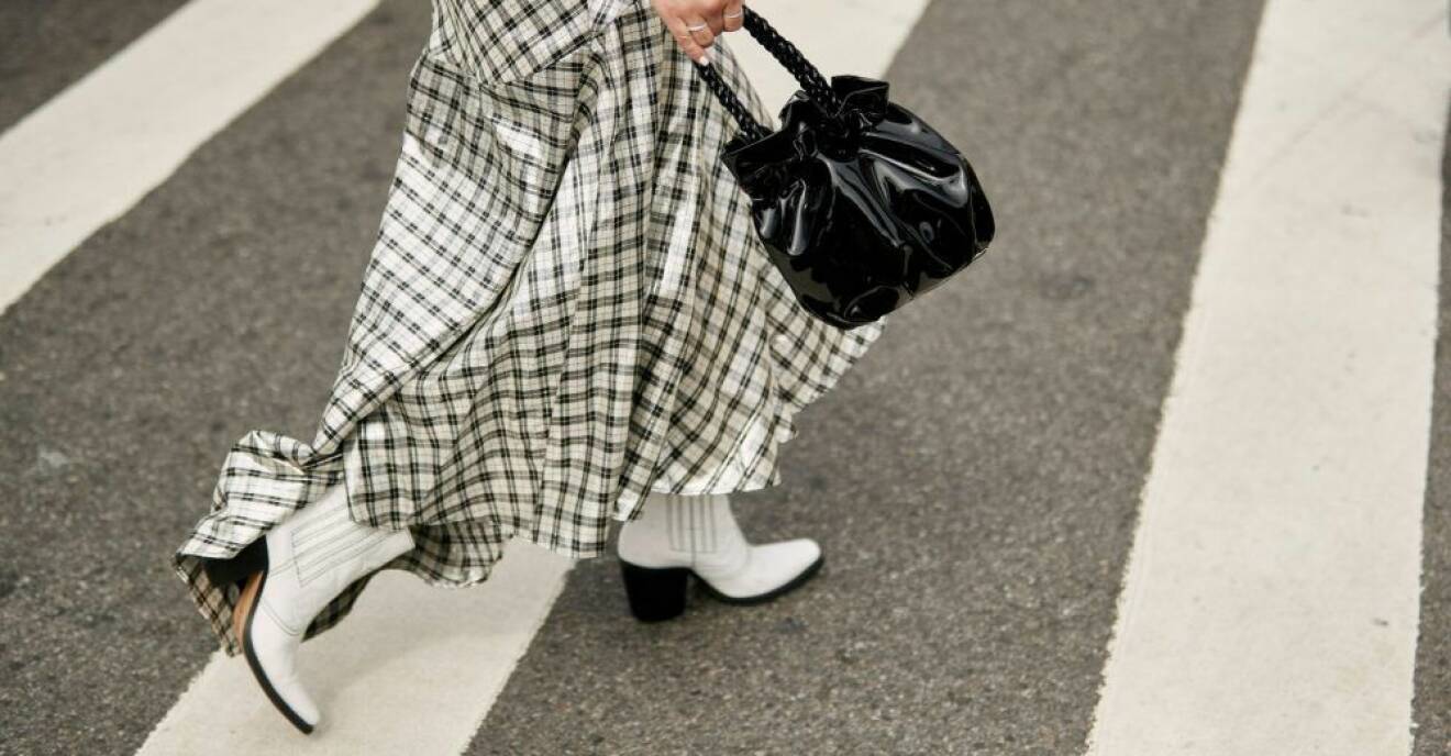 Vita boots med rutig kjol. Foto:Imaxtree