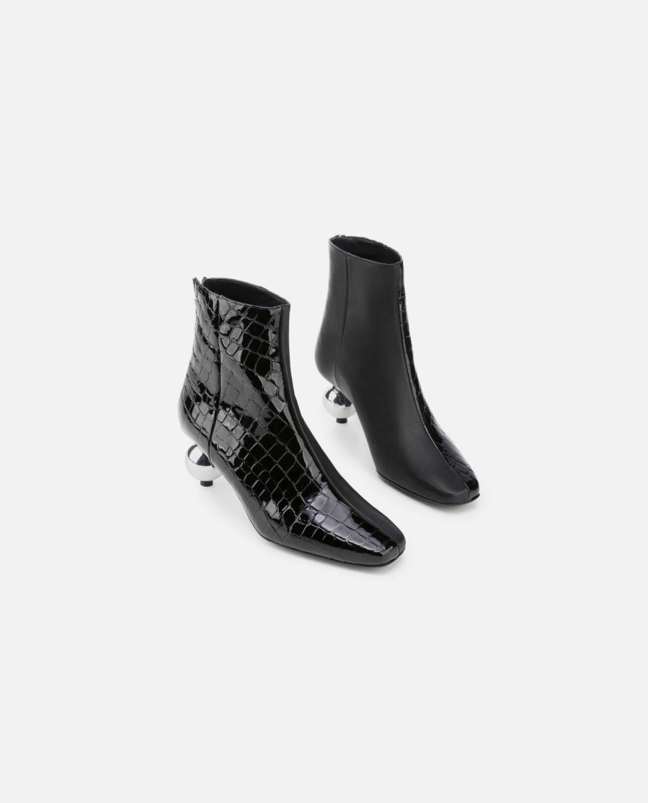 Svarta boots med en lekfull klack från designsamarbetet mellan Nina Sandbech x Flattered.