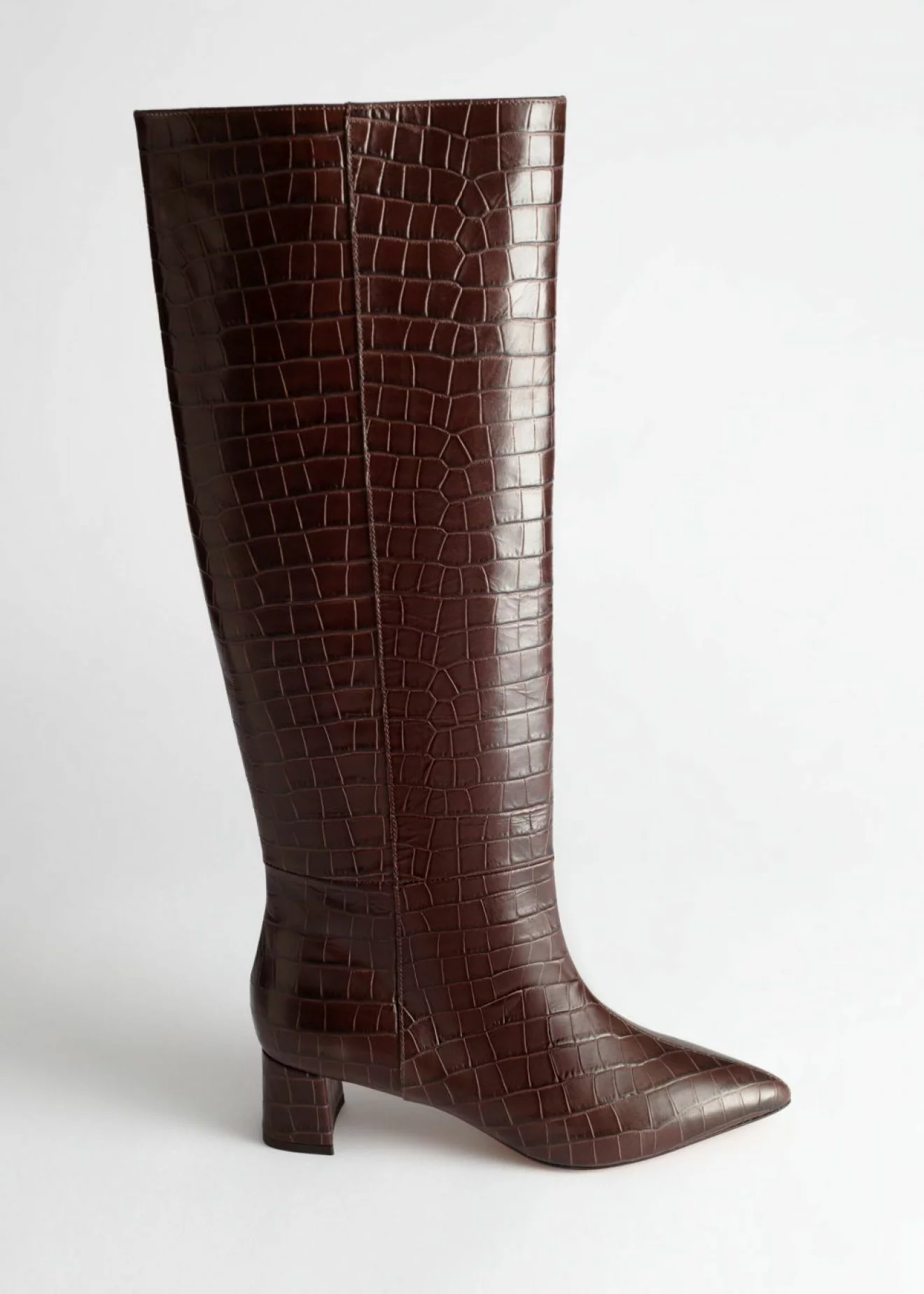 Bruna läderstövlar med krokodil-inspirerat mönster från & Other stories.
