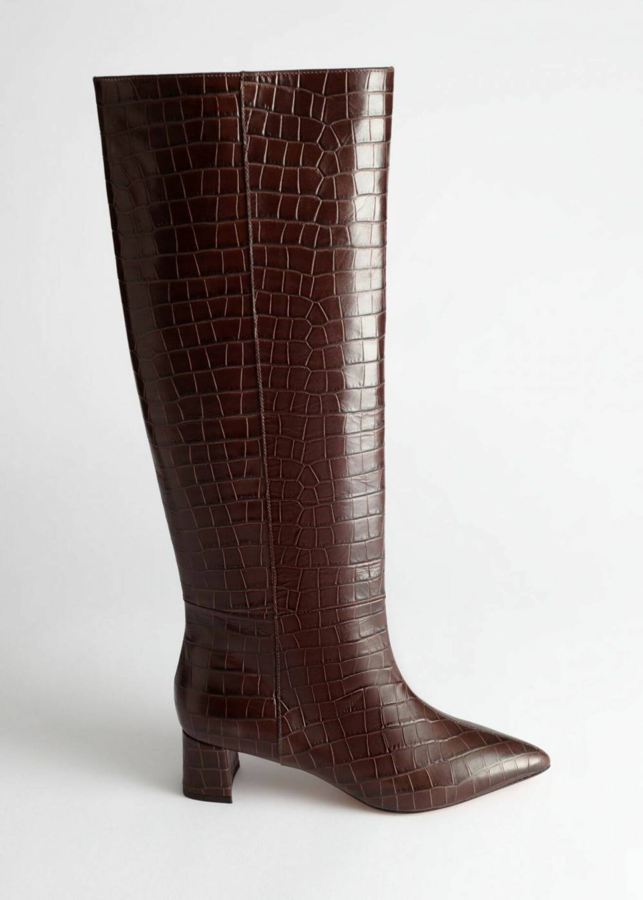 Bruna läderstövlar med krokodil-inspirerat mönster från & Other stories.