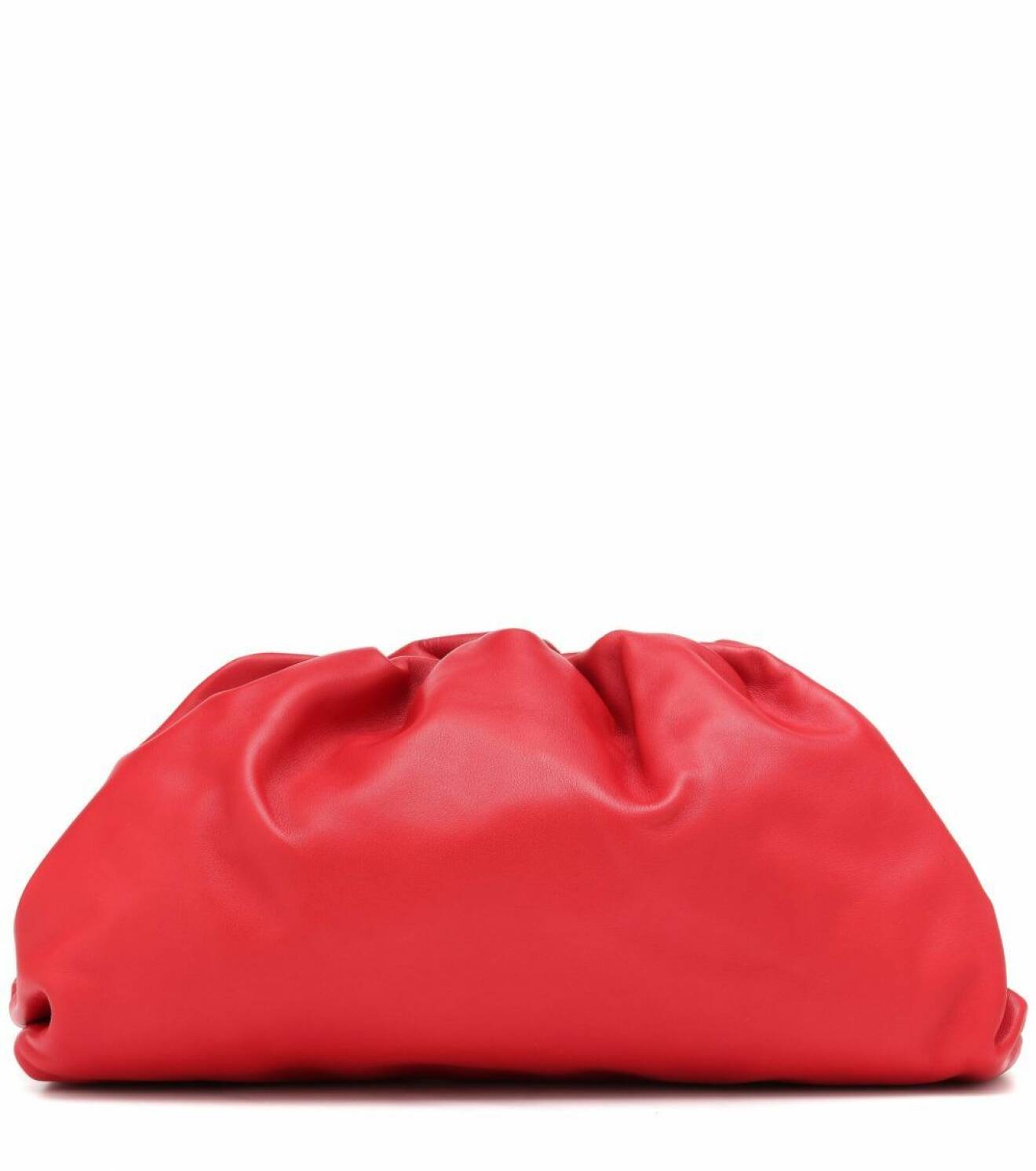 Den klassiska clutchväskan The Pouch leather clutch i mjukt läder och en poppig röd nyans. 