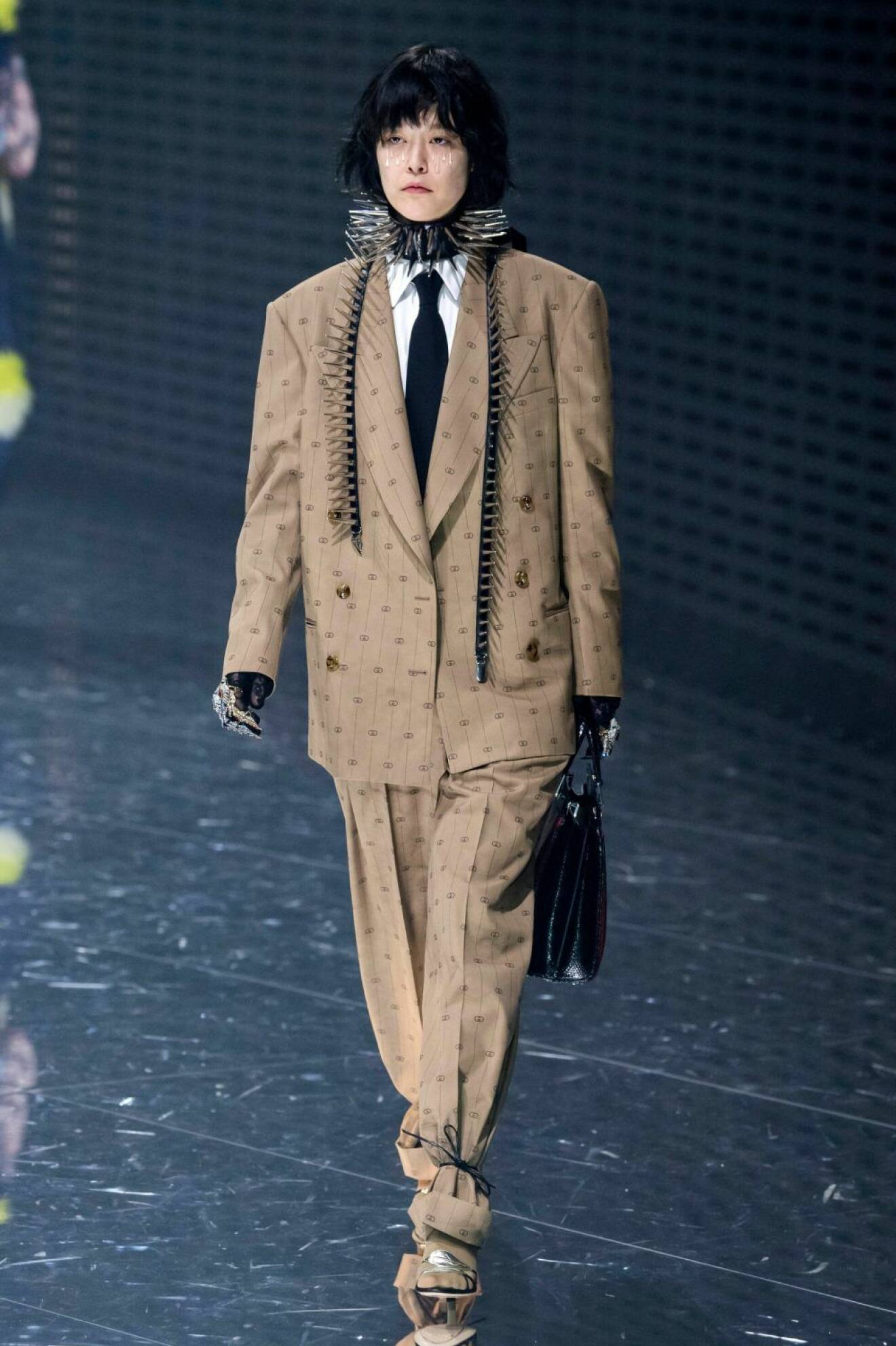Modetrend 2019, Brun kostym från Gucci