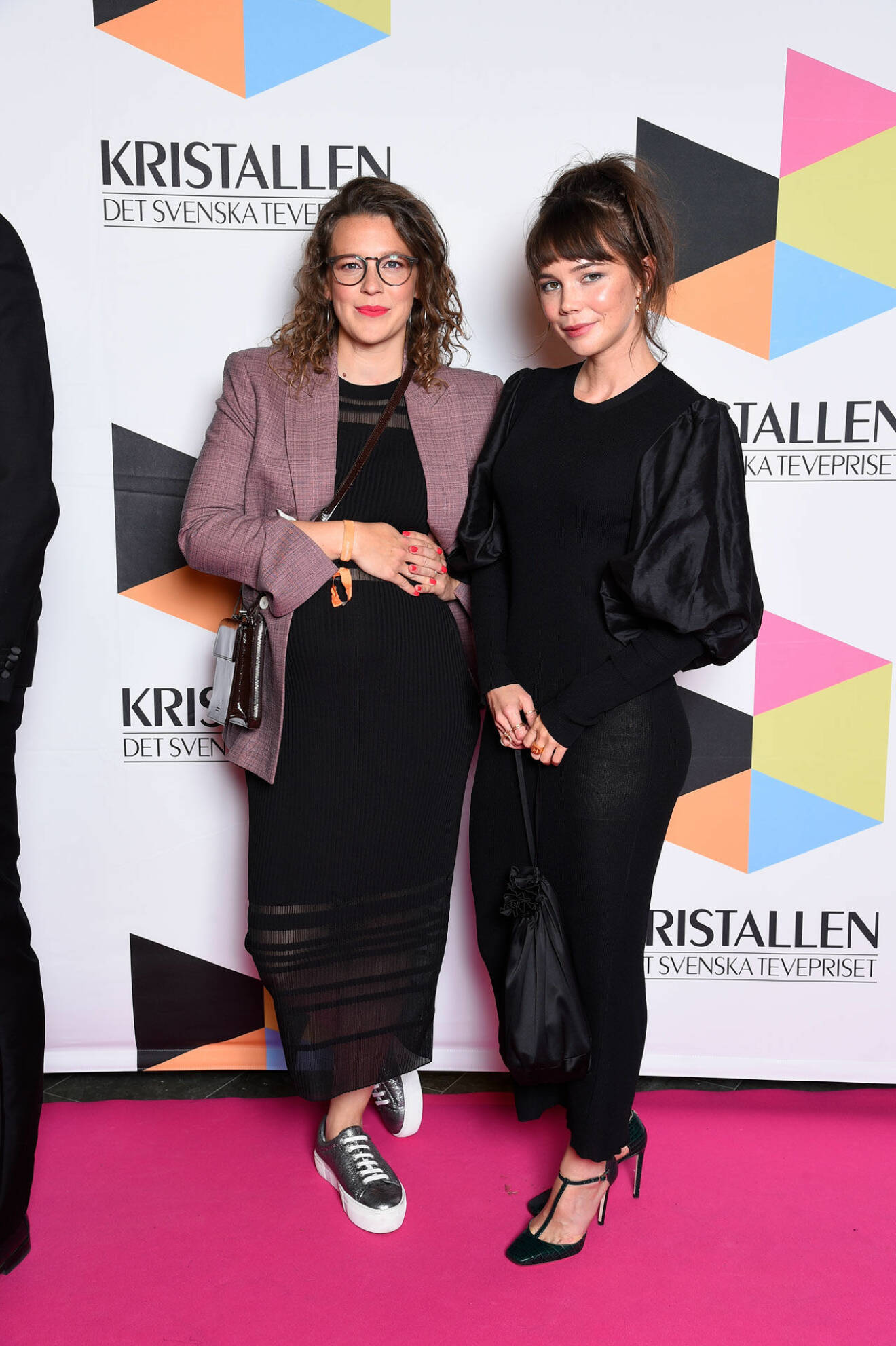 Josefin Neldén och Hedda Stiernstedt på röda mattan på Kristallen 2019