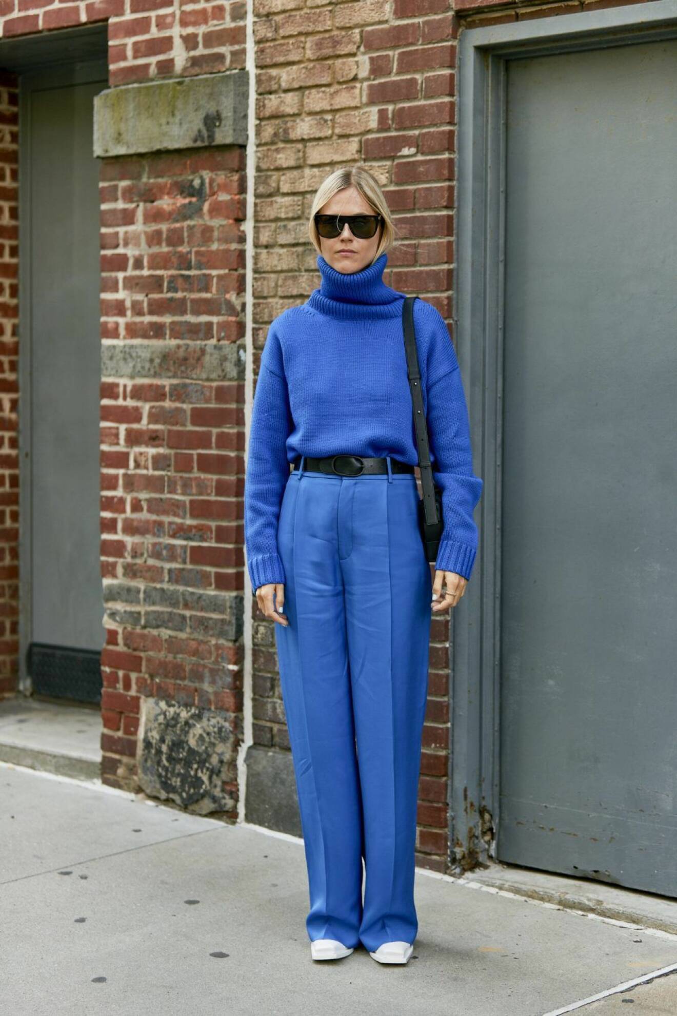 New York Fashion Week ss20 streetstyle. Linda Tol i blå look.