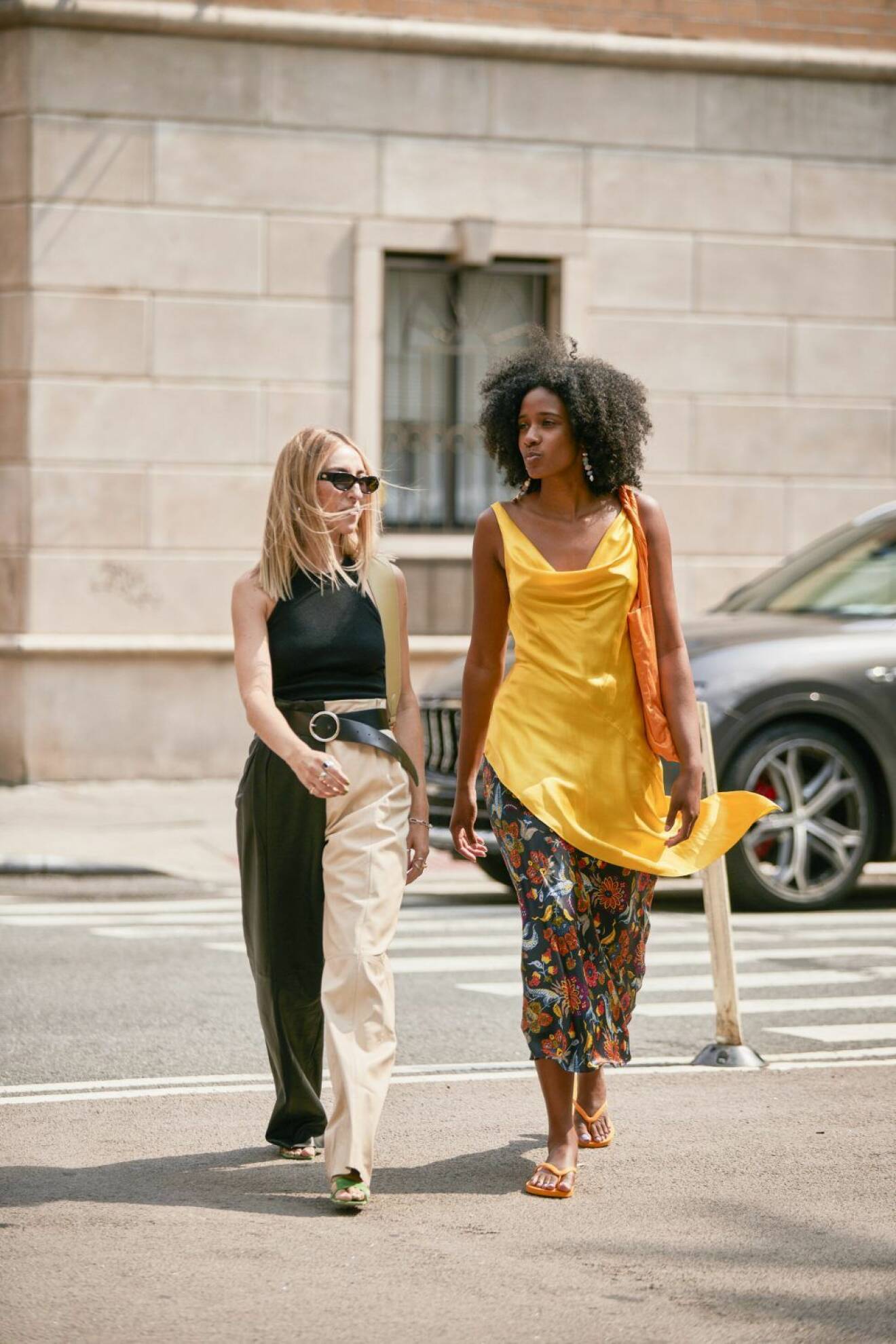 New York Fashion Week ss20 streetstyle. Skinnbyxor och gul look.