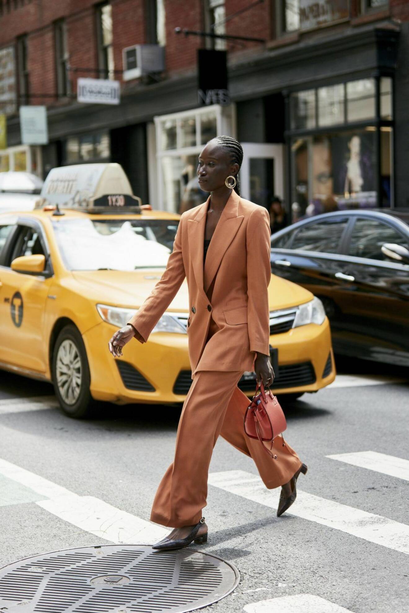 New York Fashion Week ss20 streetstyle. Orangefärgad kostym.