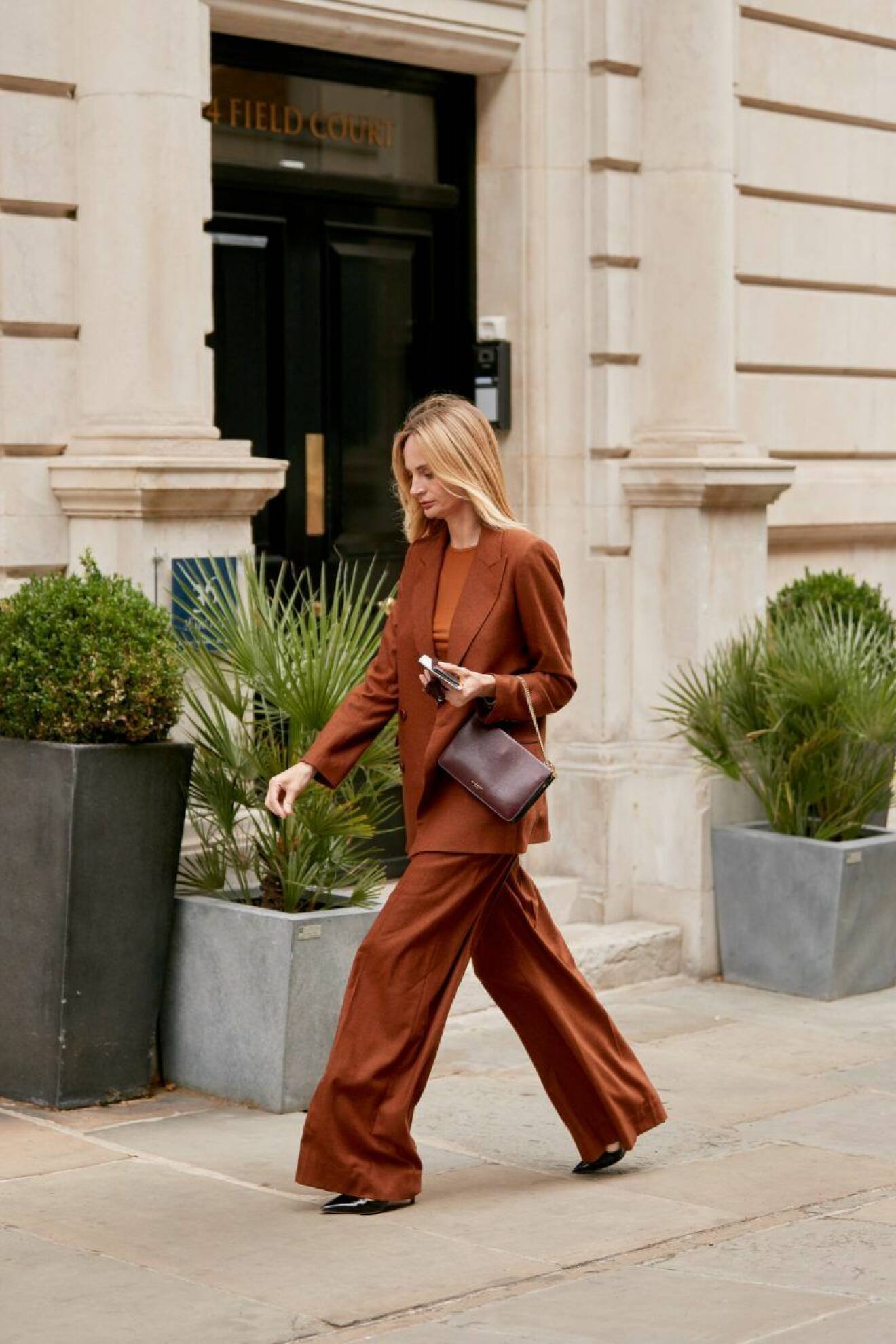 Streetstyle från London Fashion Week, rostbrun outfit