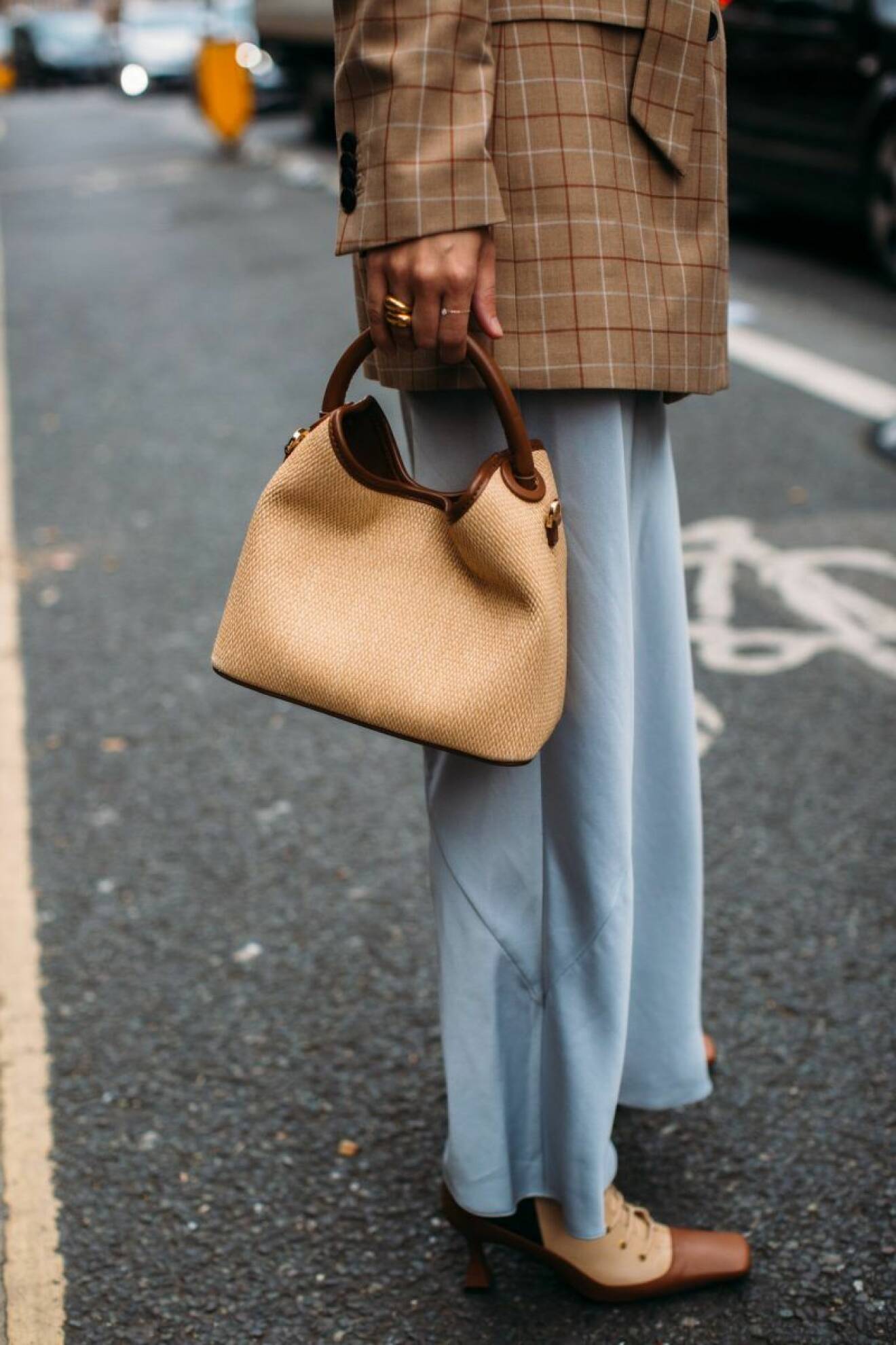 Streetstyle från London Fashion Week, liten beige väska
