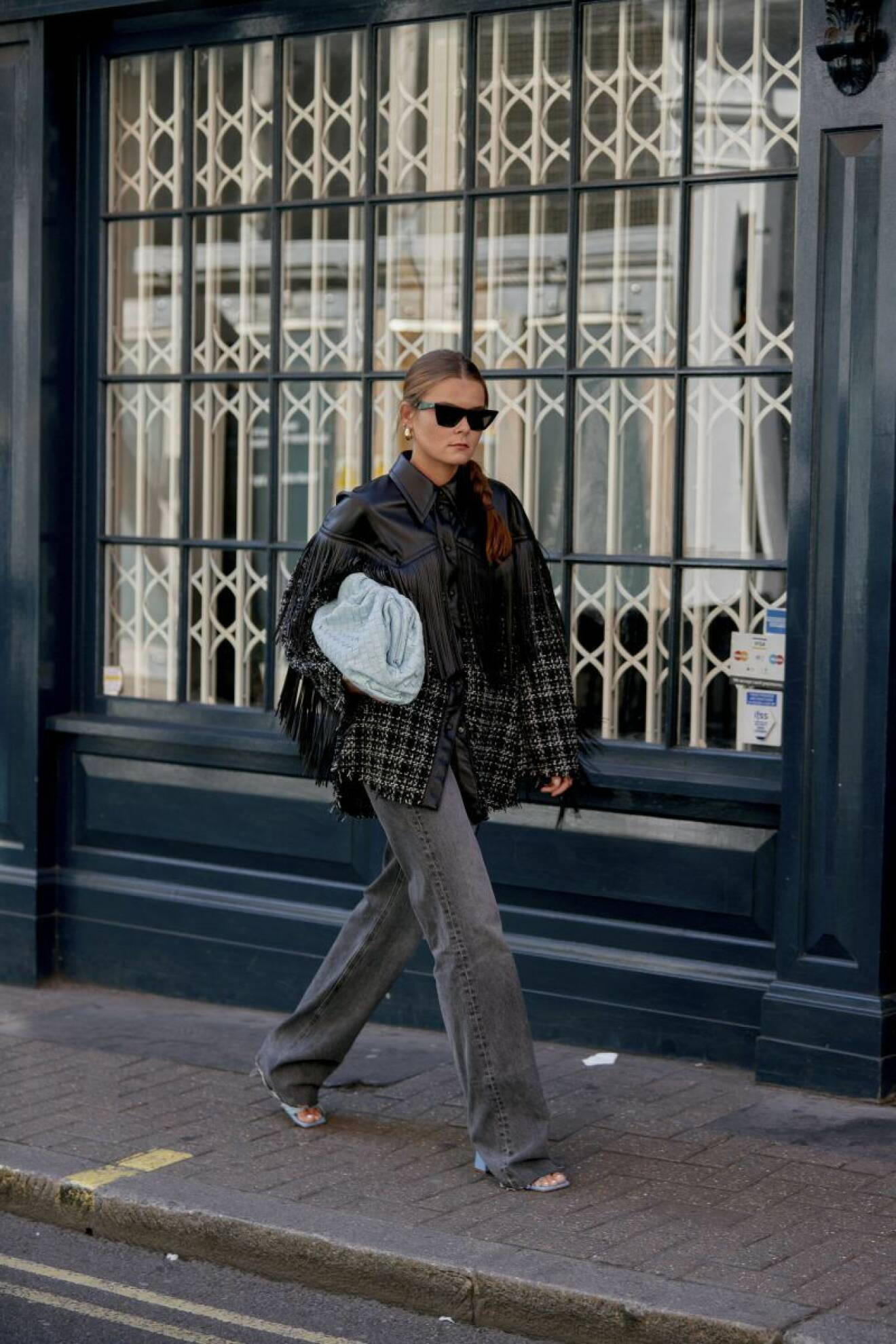 Streetstyle från London Fashion Week, ljusblå väska Bottega Veneta