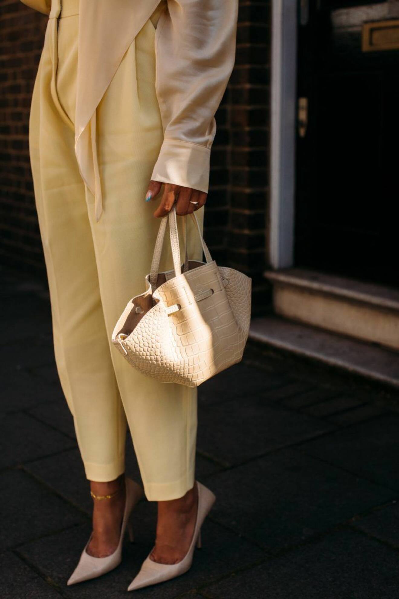 Streetstyle från London Fashion Week, beigefärgad väska