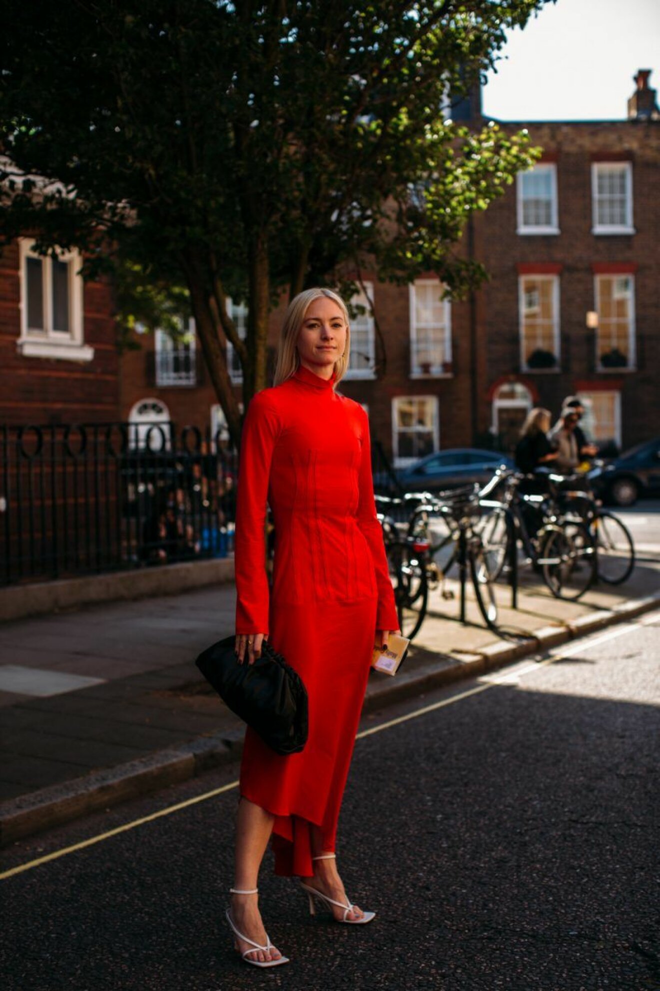 Streetstyle från London Fashion Week, röd långklänning