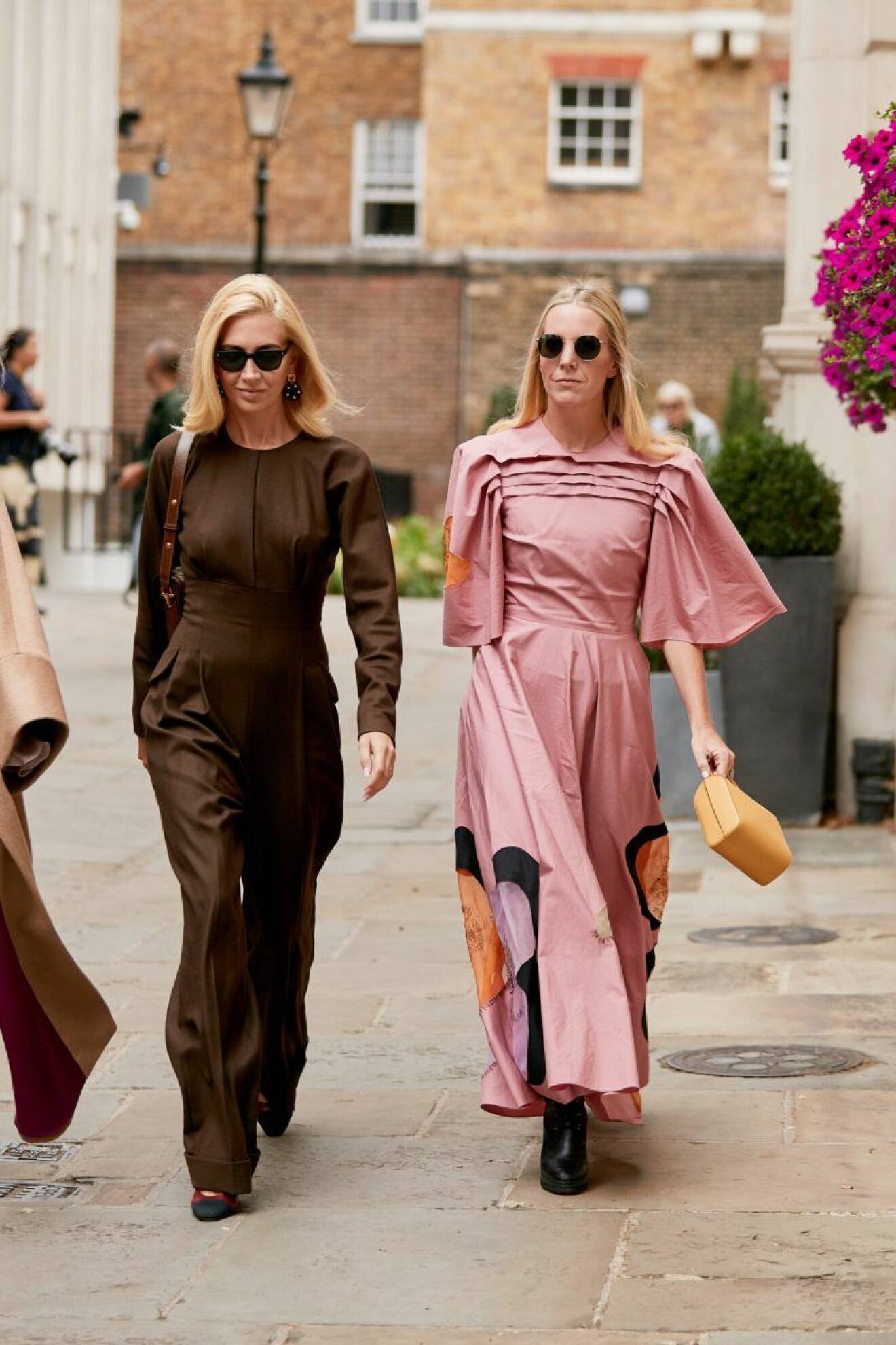 Streetstyle från London Fashion Week, långklänningar i brunt och rosa