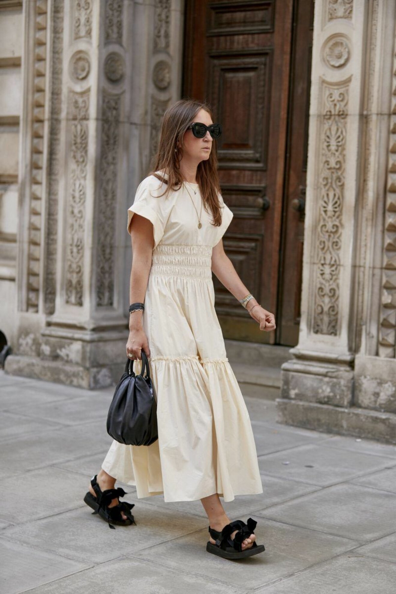 Streetstyle från London Fashion Week, beige långklänning