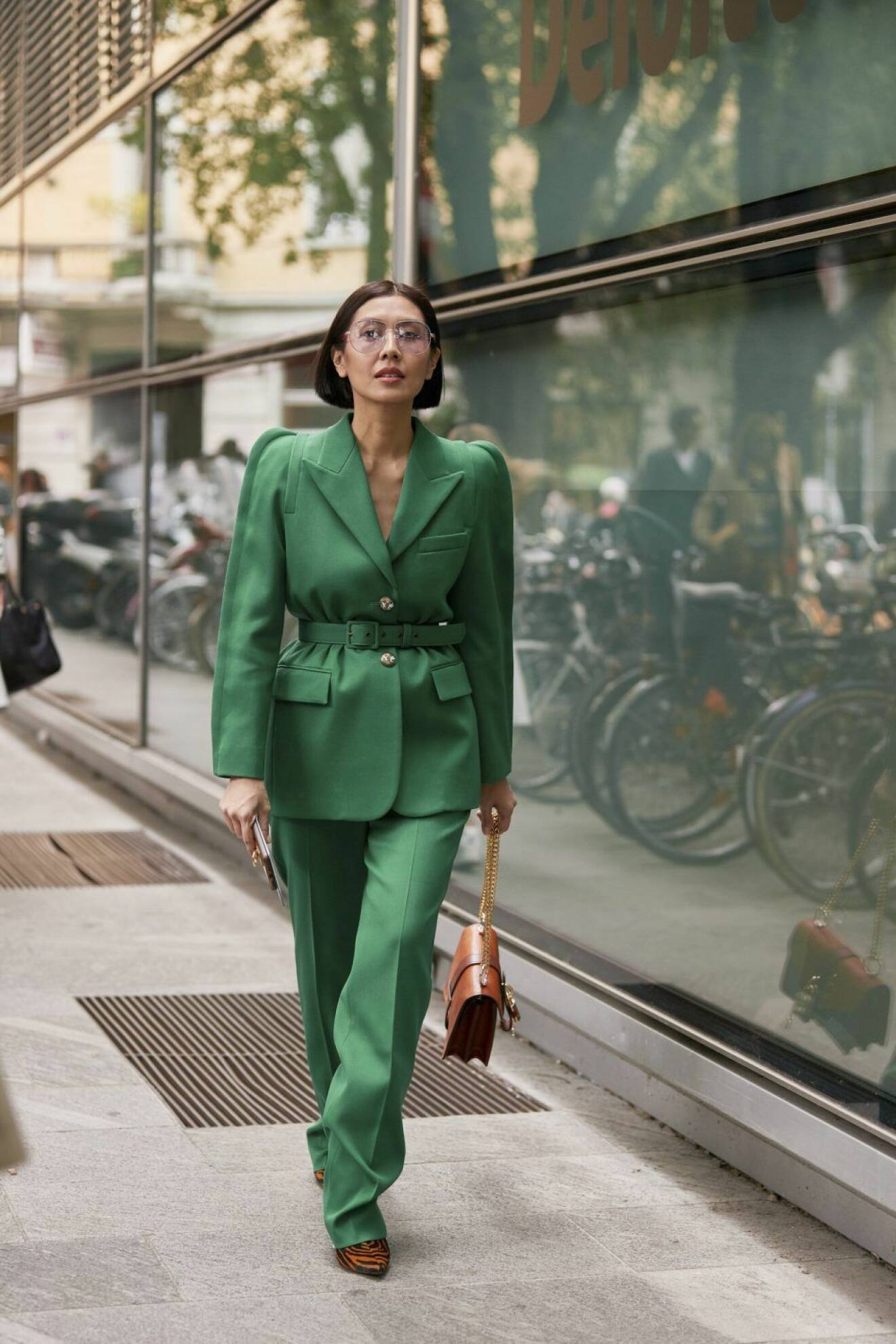 Milano Fashion Week Streetstyle SS20. Grön kostym.